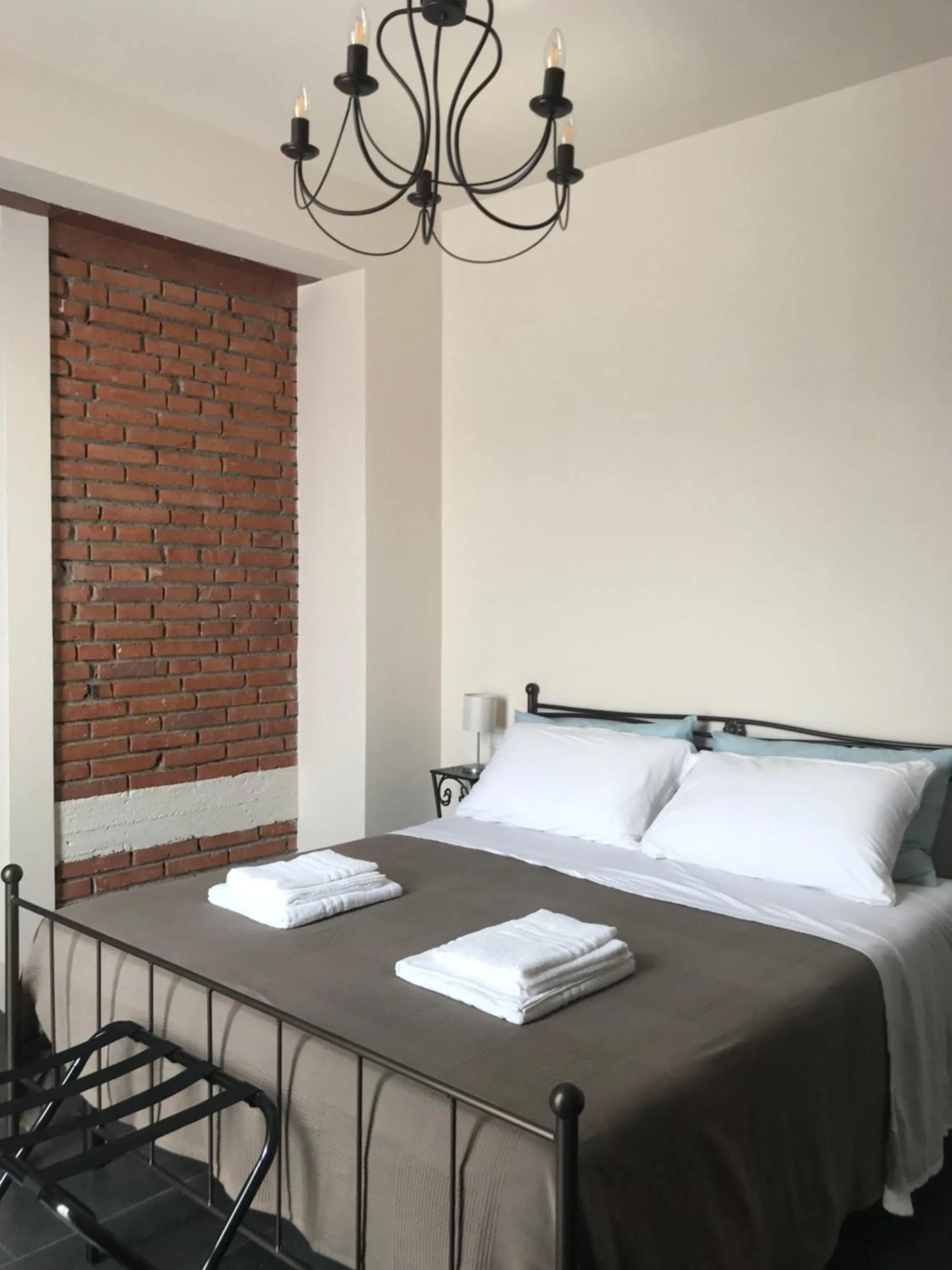 Bed in Castello D'Alcontres Guest House 3 stelle