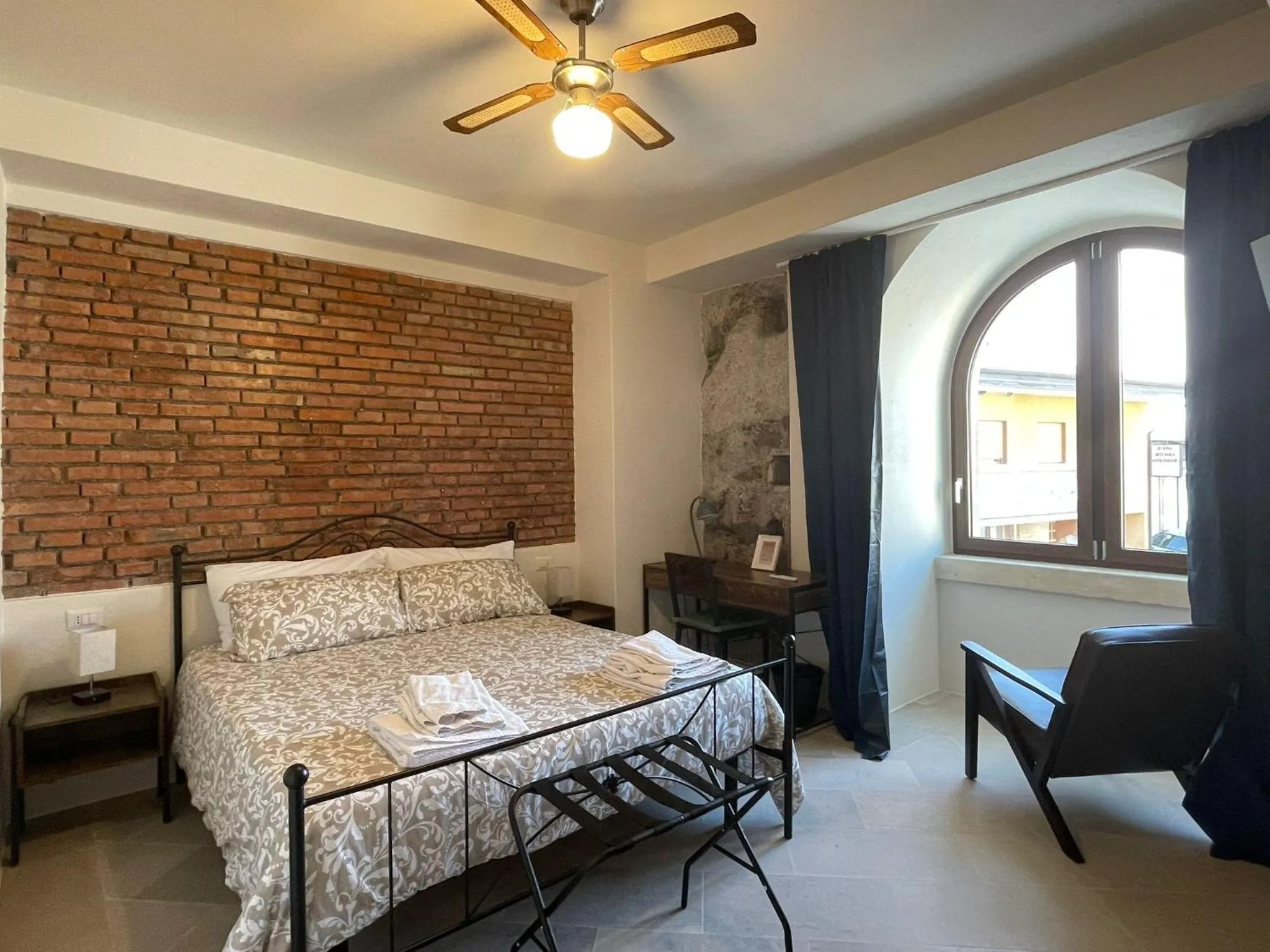 Bed in Castello D'Alcontres Guest House 3 stelle