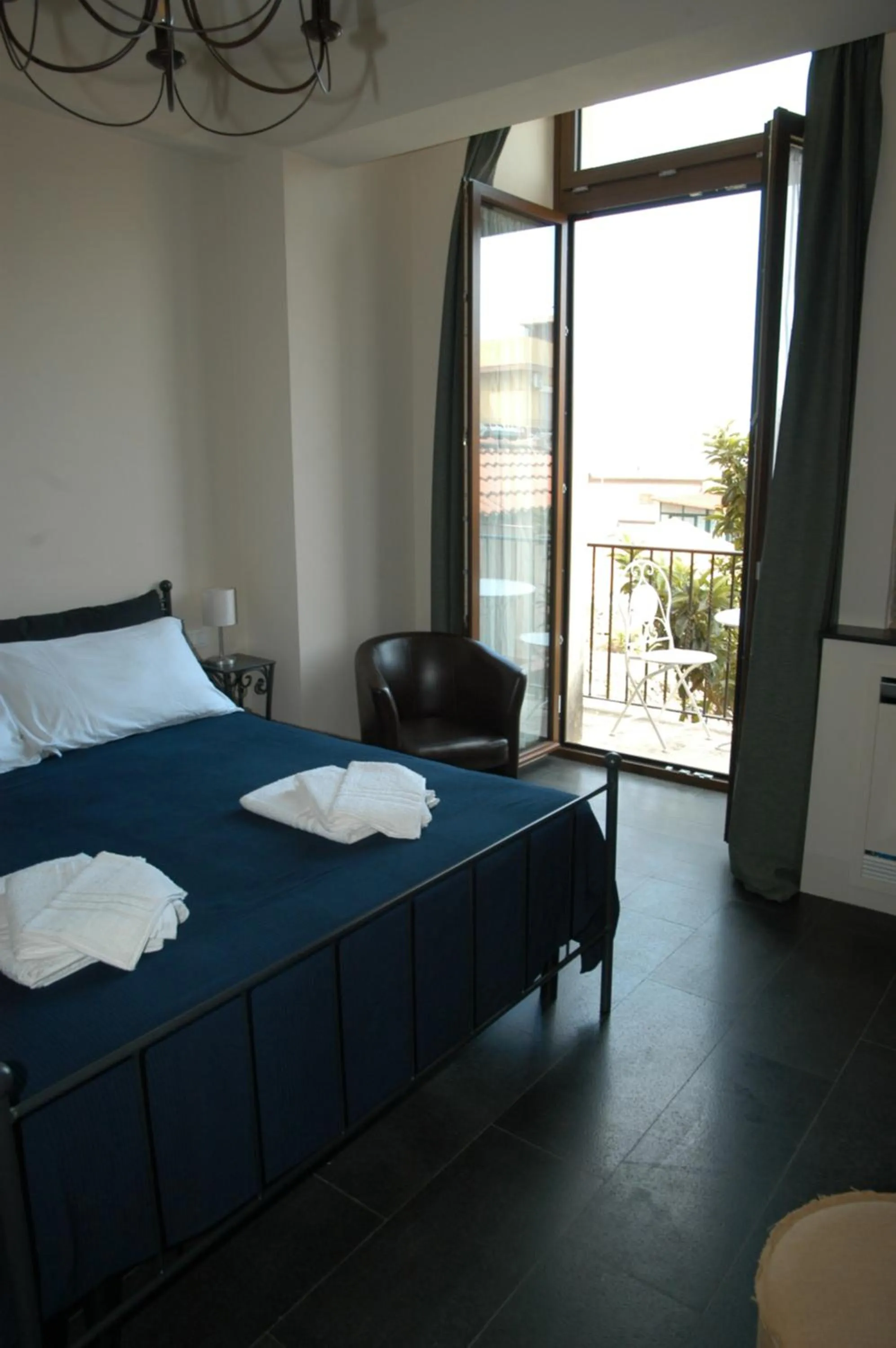 Bed in Castello D'Alcontres Guest House 3 stelle