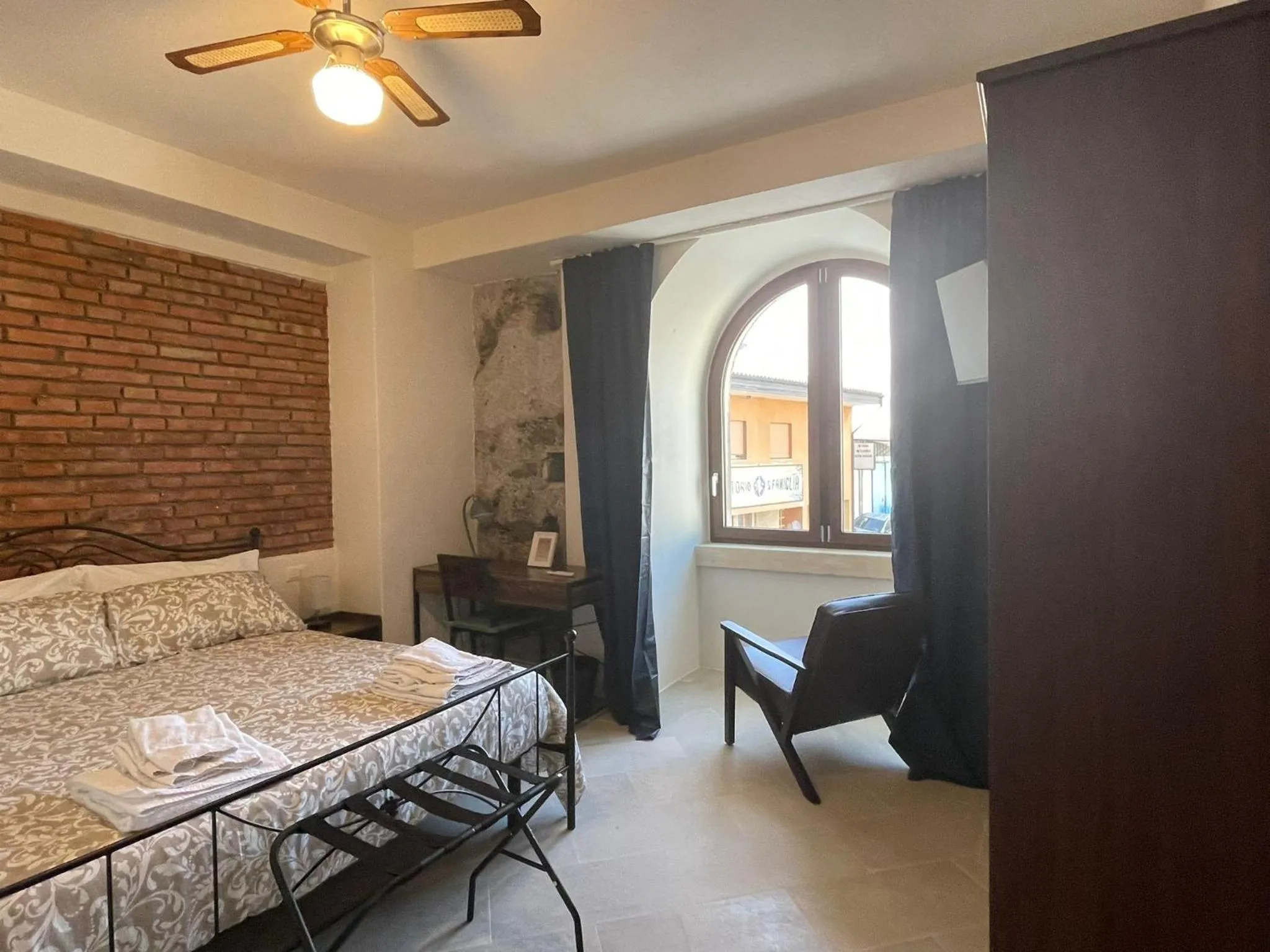 Bed in Castello D'Alcontres Guest House 3 stelle