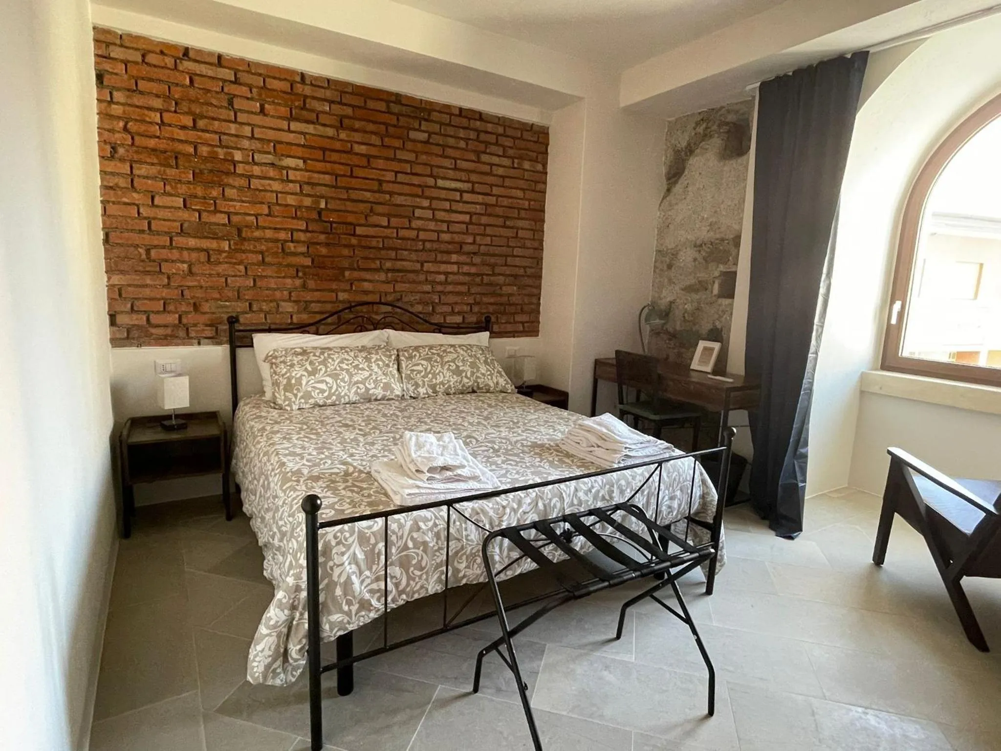 Bed in Castello D'Alcontres Guest House 3 stelle