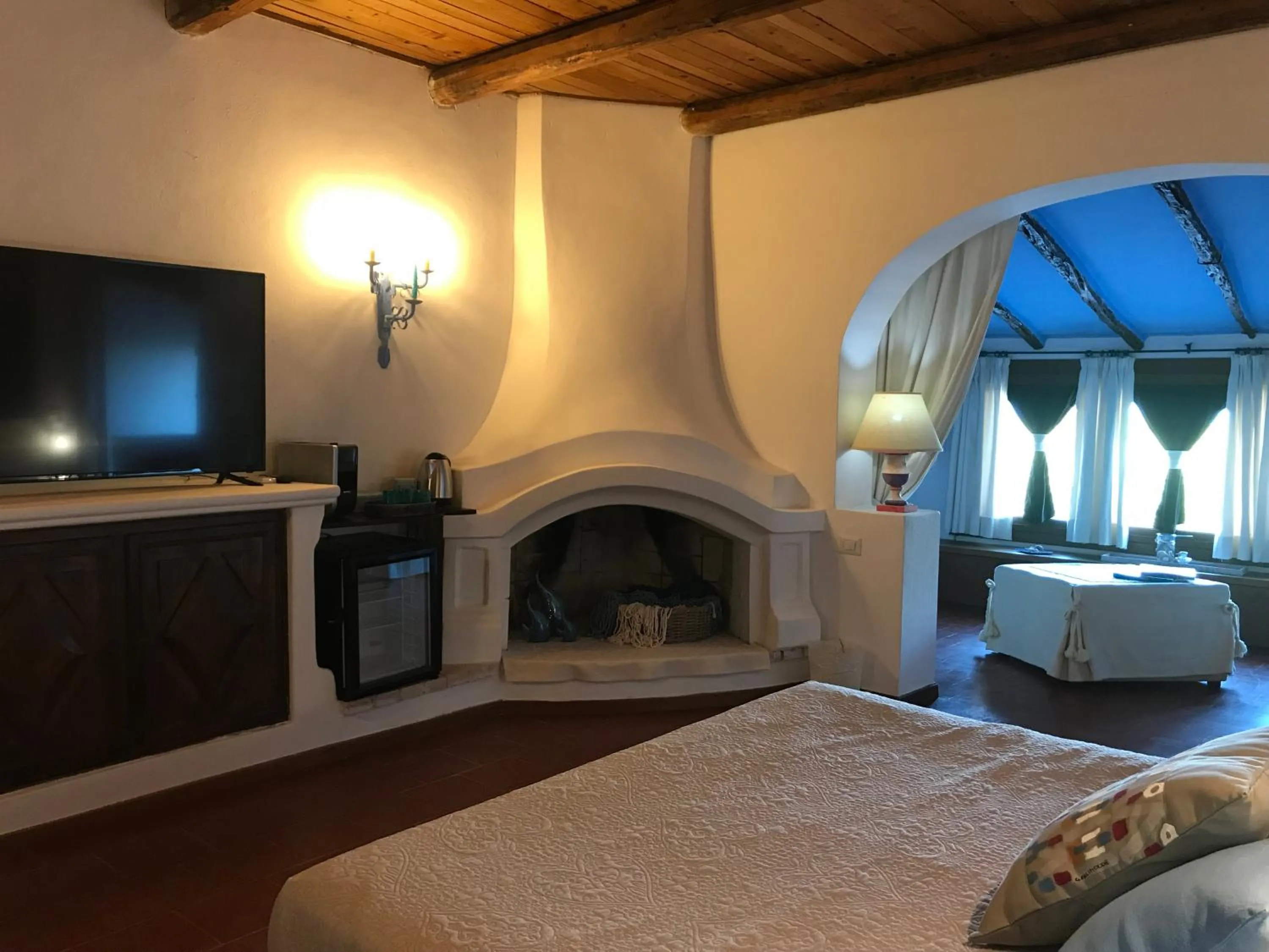 TV and multimedia in Palmasera Charming Suites