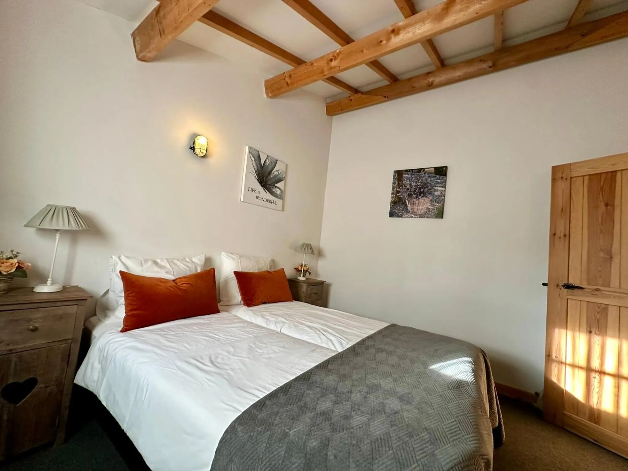 Bed in Erfgoed & Logies Den Heijkant