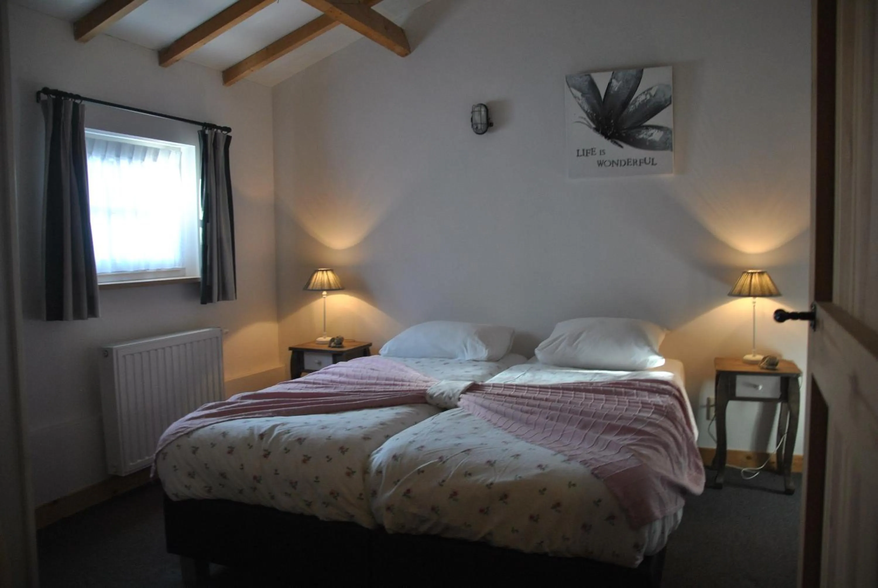 Bed in Erfgoed & Logies Den Heijkant