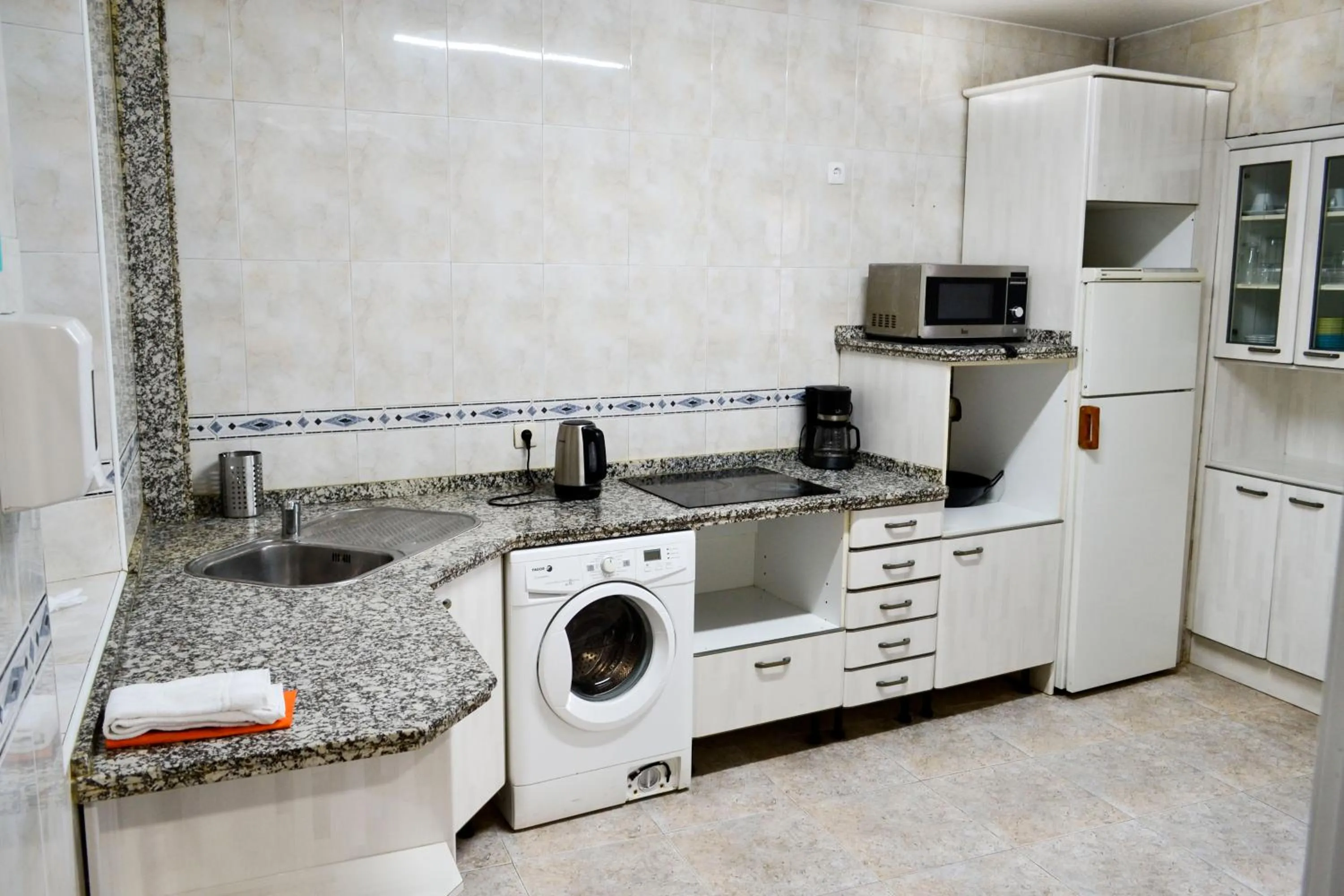 Kitchen or kitchenette in Alda Centro León
