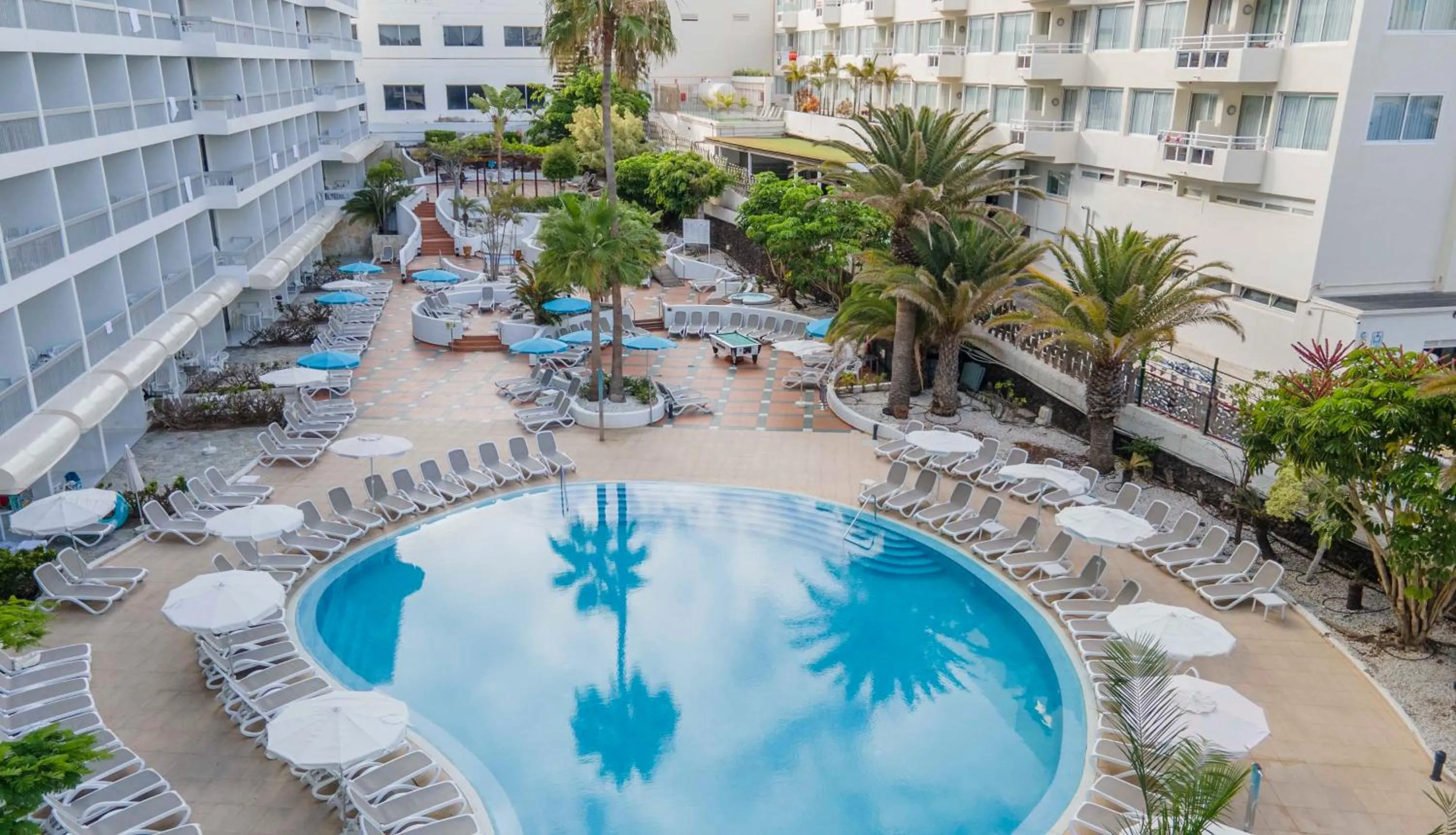 Swimming pool in Ona Palm Beach