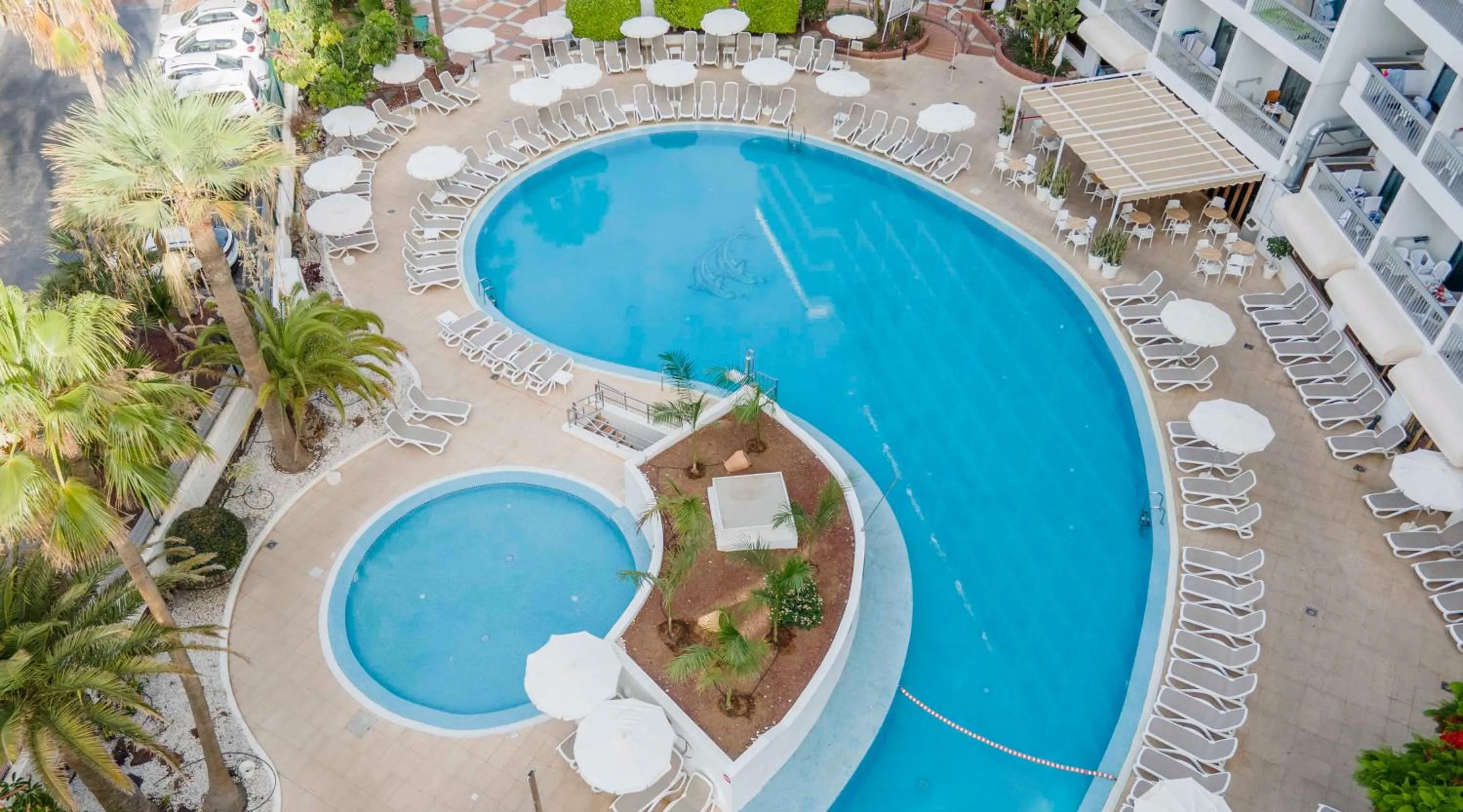 Swimming pool in Ona Palm Beach