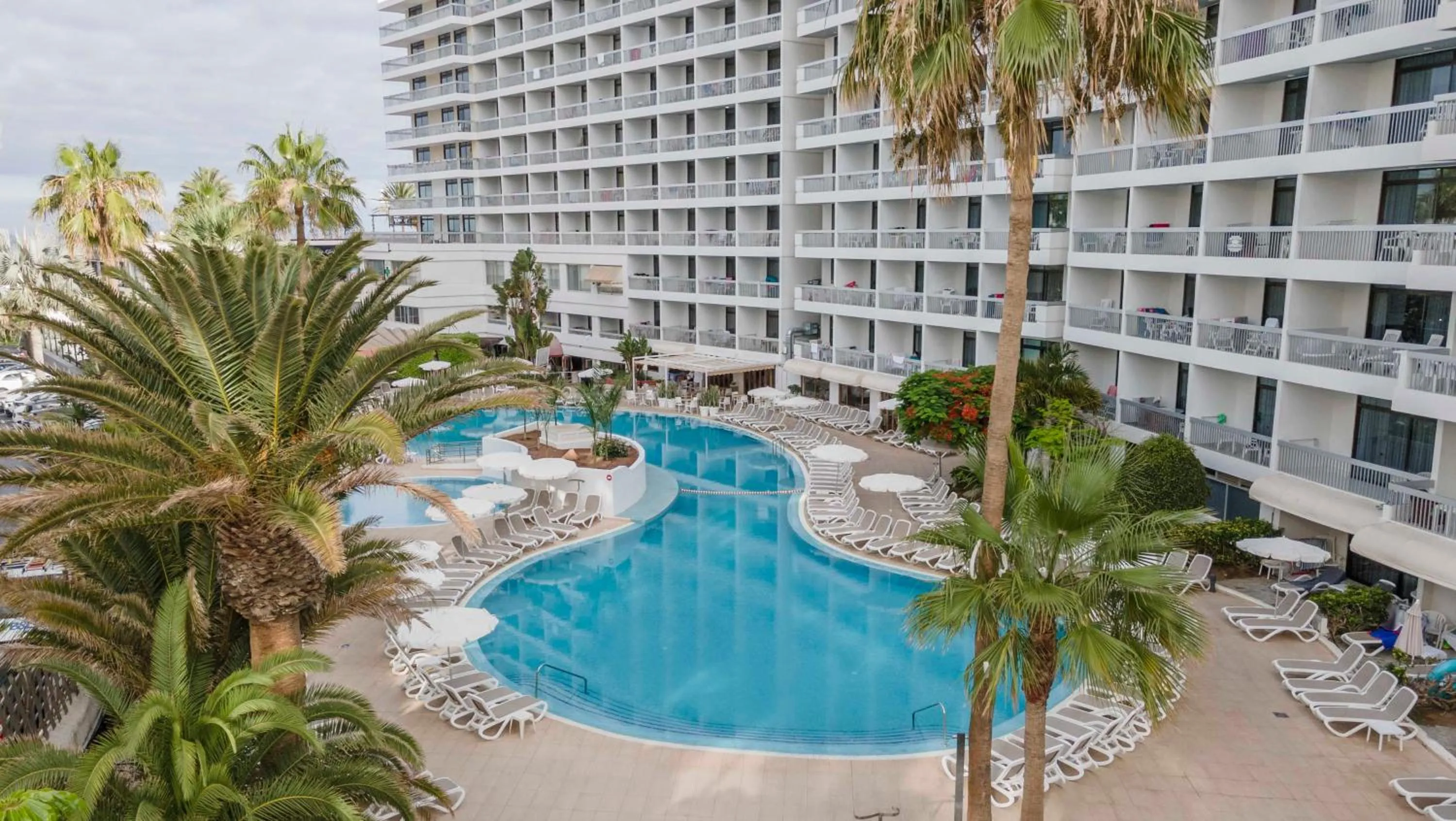 Property building in Ona Palm Beach