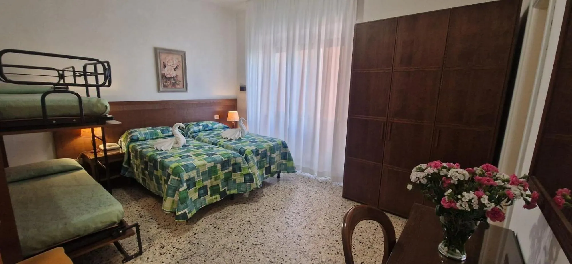 Photo of the whole room in Hotel Dora