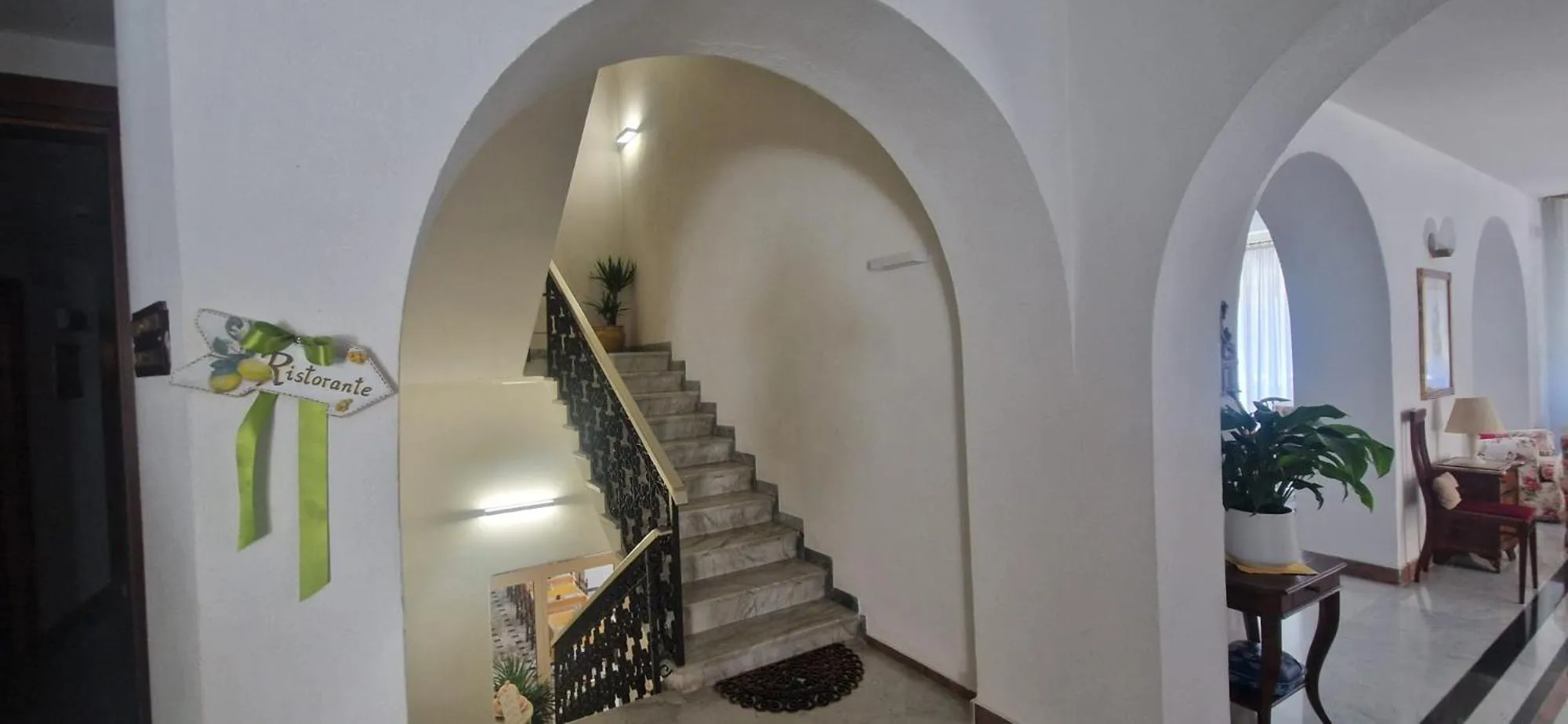 Restaurant/places to eat in Hotel Dora