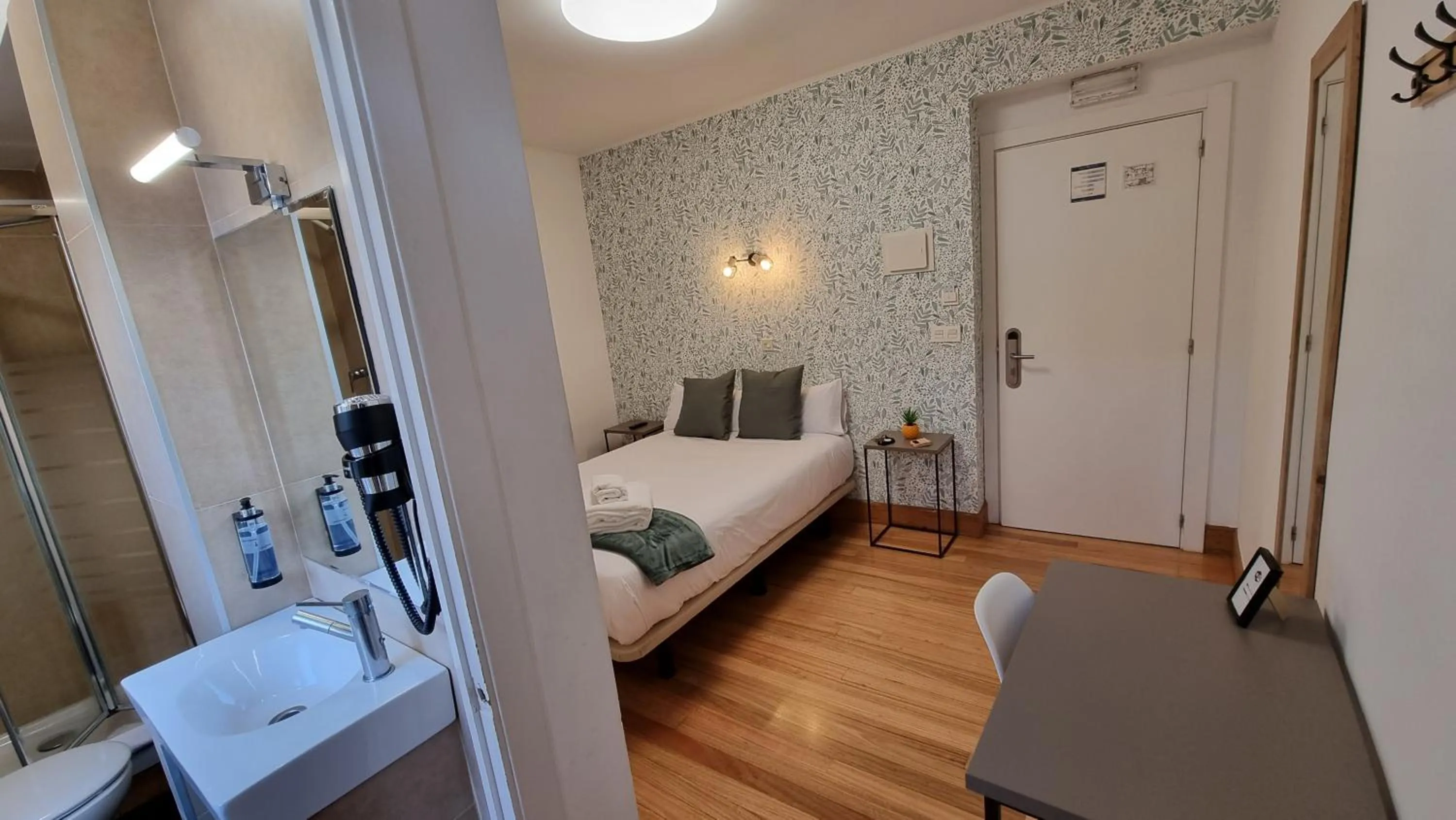 Bathroom, Bed in Hotel Norte