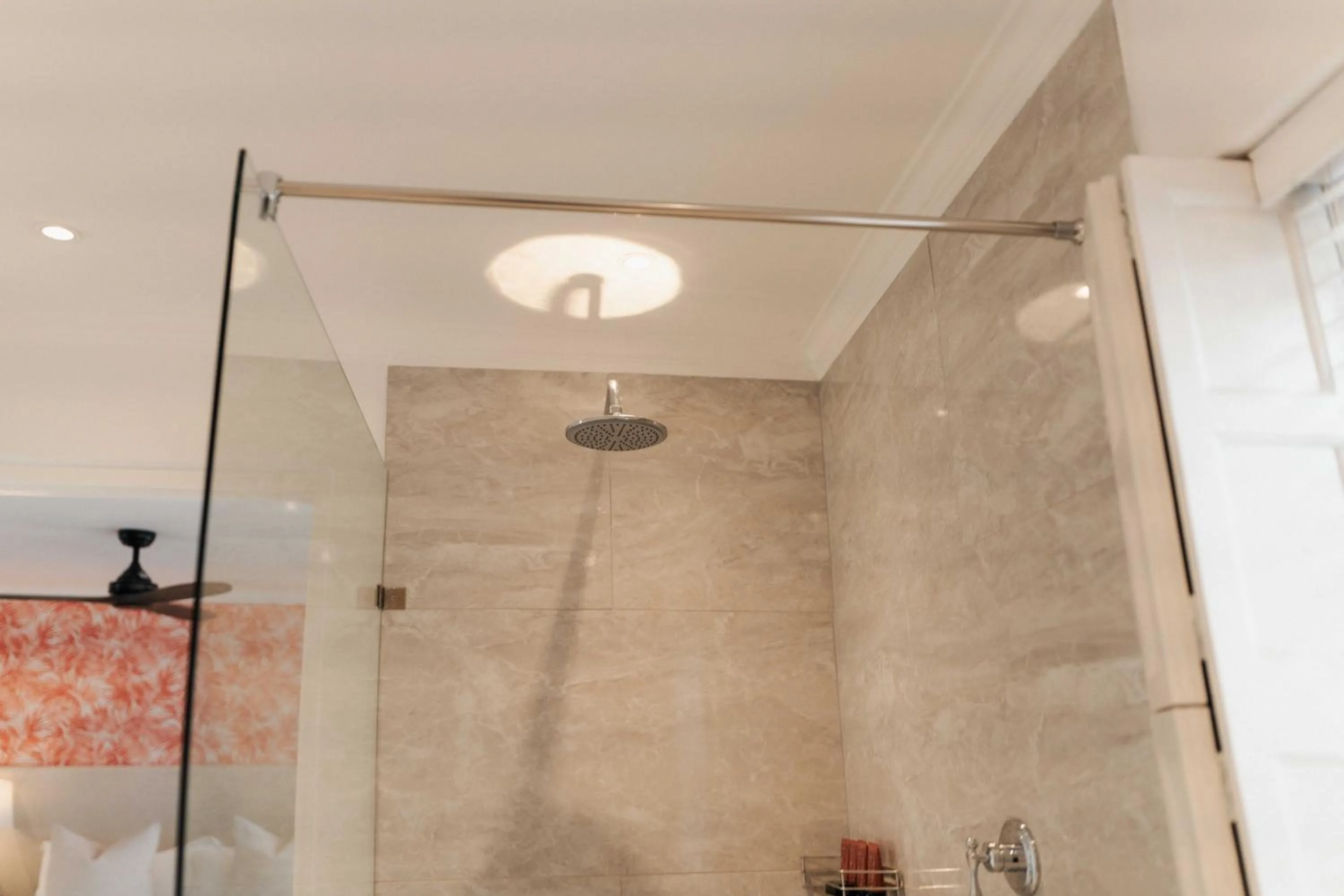 Shower in Les Chambres Guest House