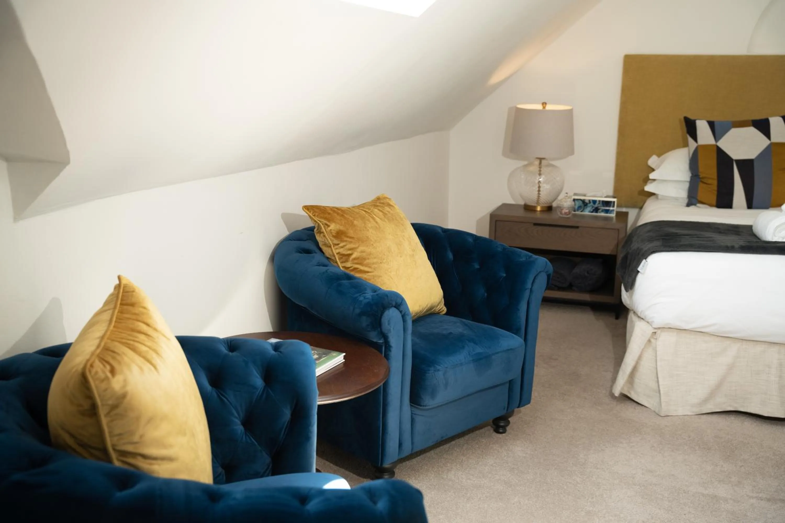 Seating area, Bed in Les Chambres Guest House