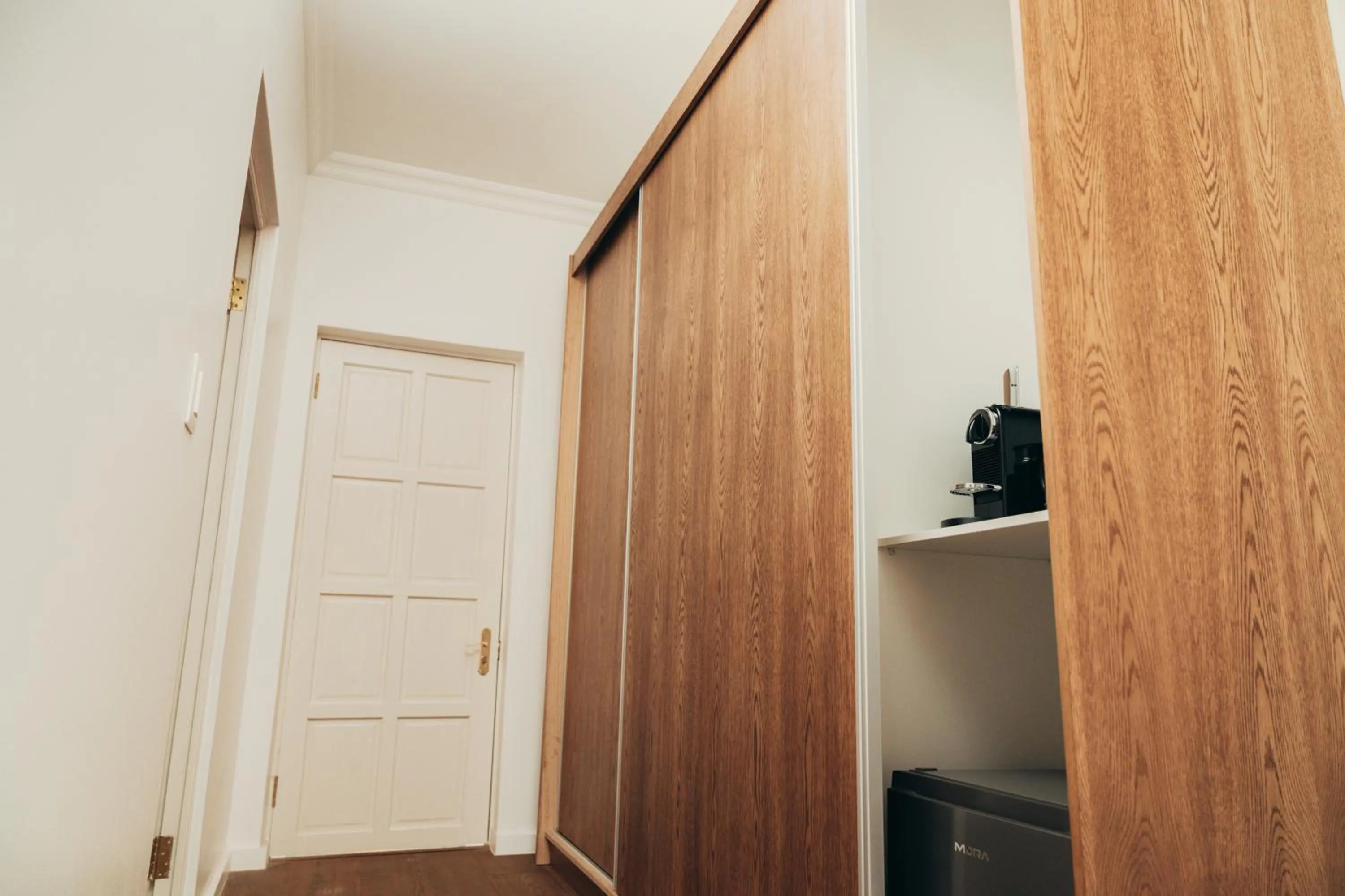 wardrobe in Les Chambres Guest House