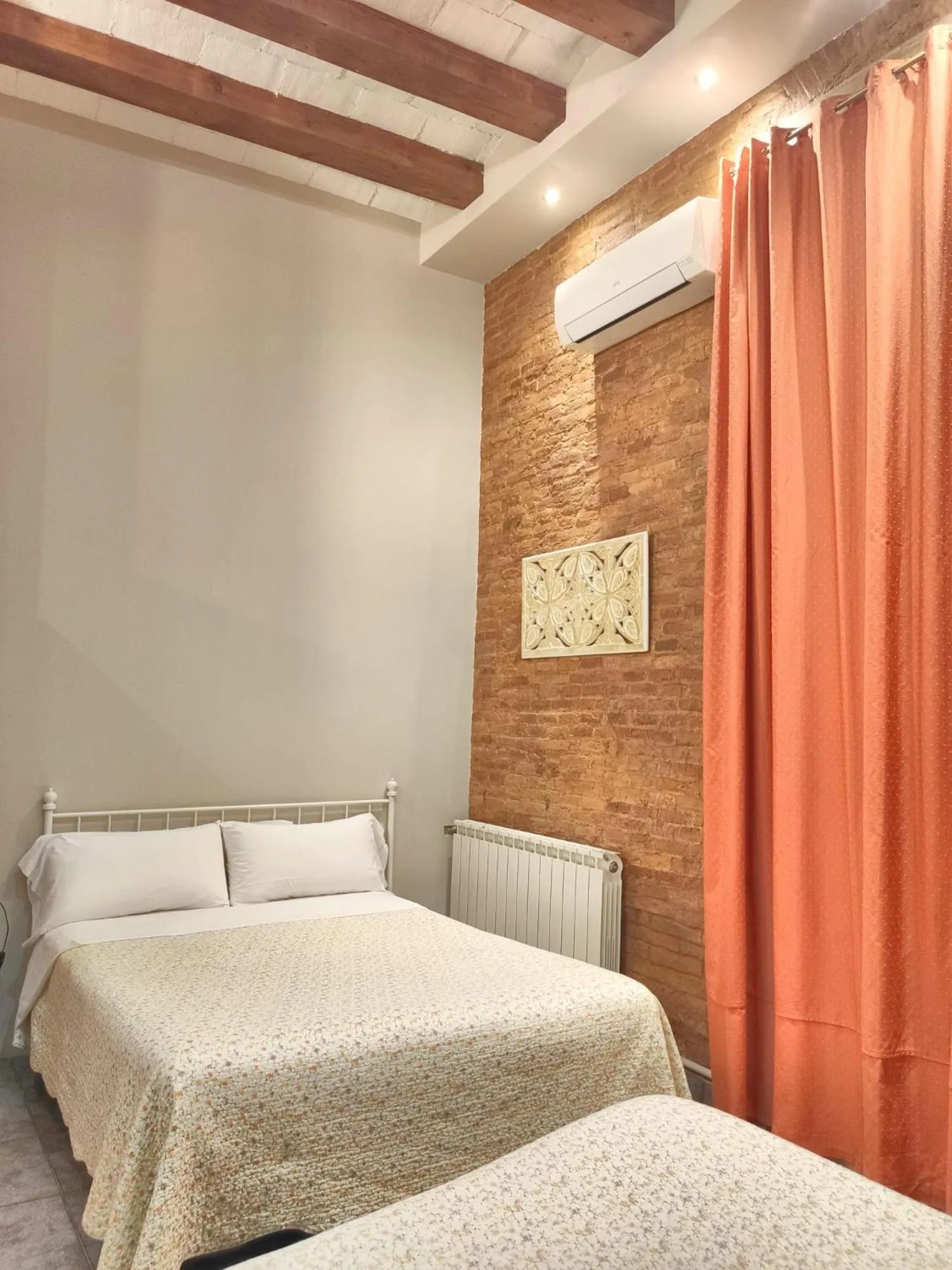 Bed in Hostal Orleans