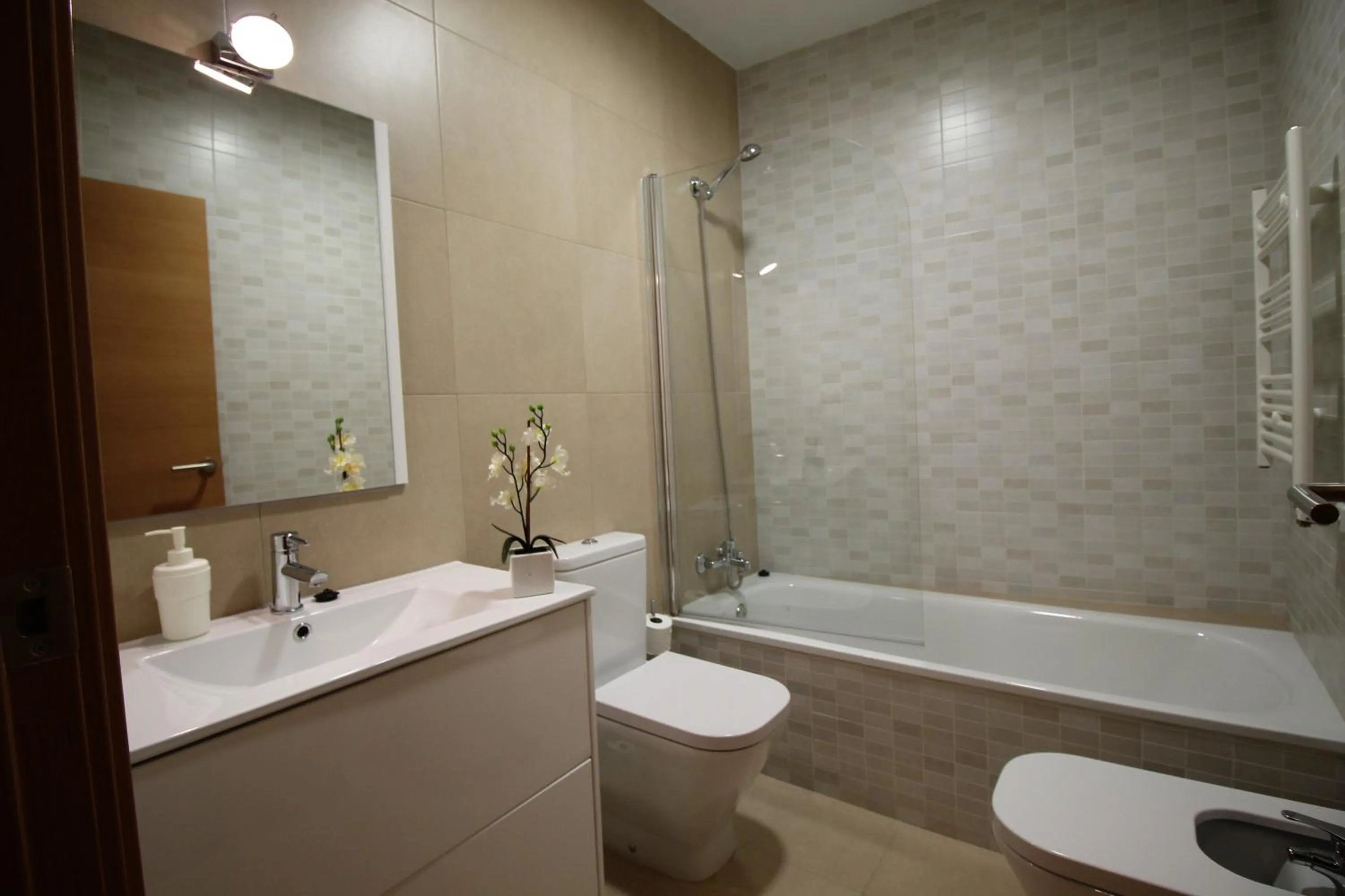 Bathroom in Hostal Orleans