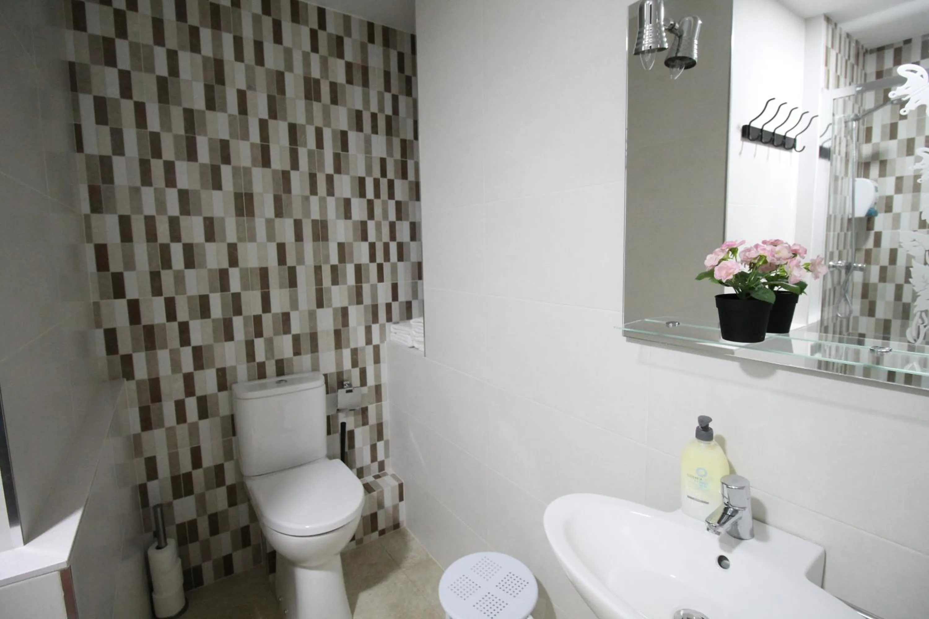 Bathroom in Hostal Orleans