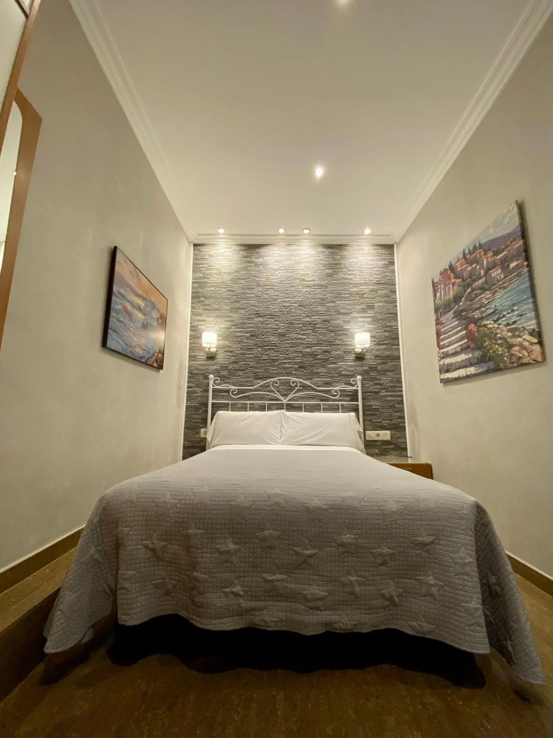 Bed in Hostal Orleans