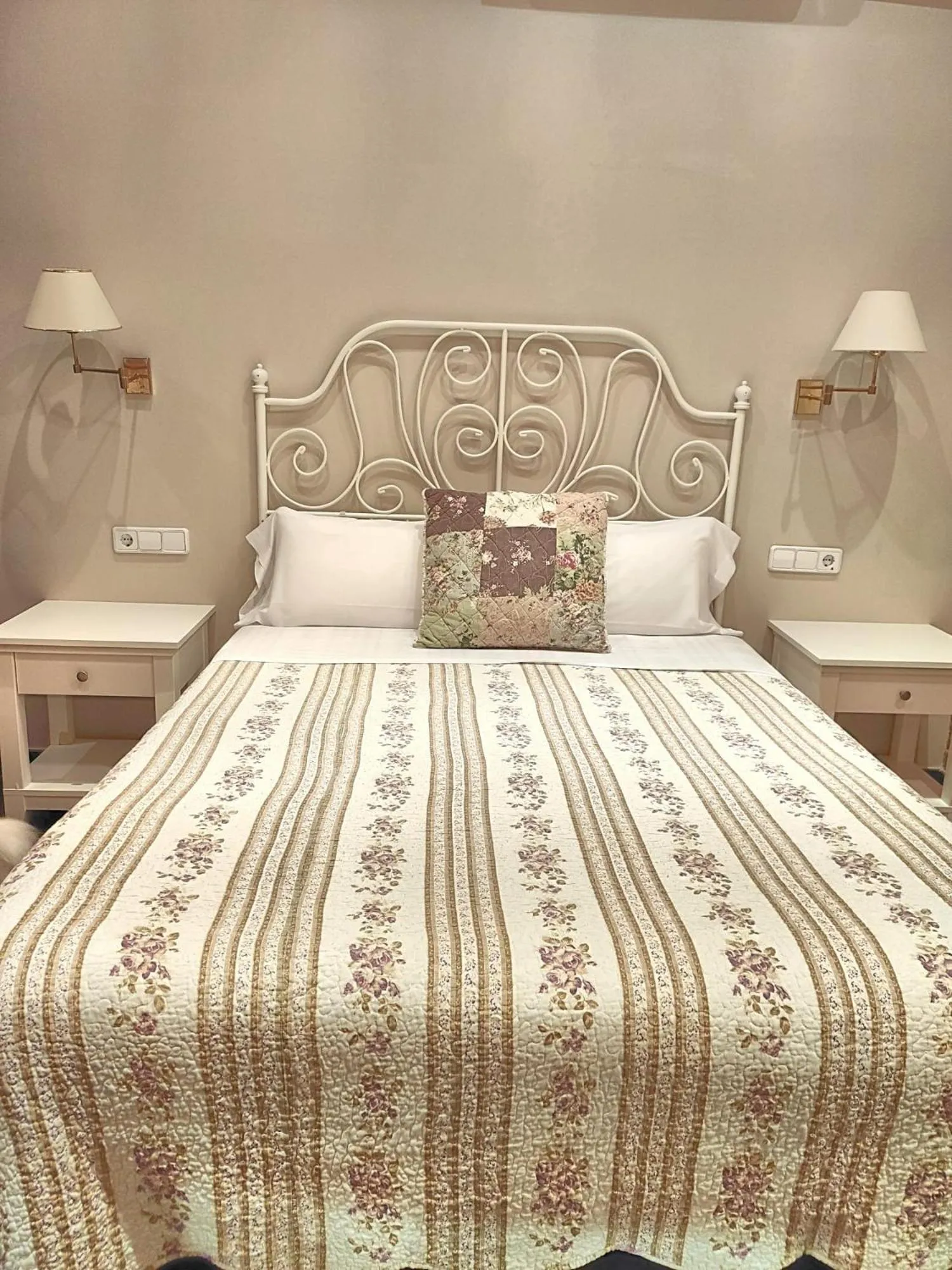 Bed in Hostal Orleans