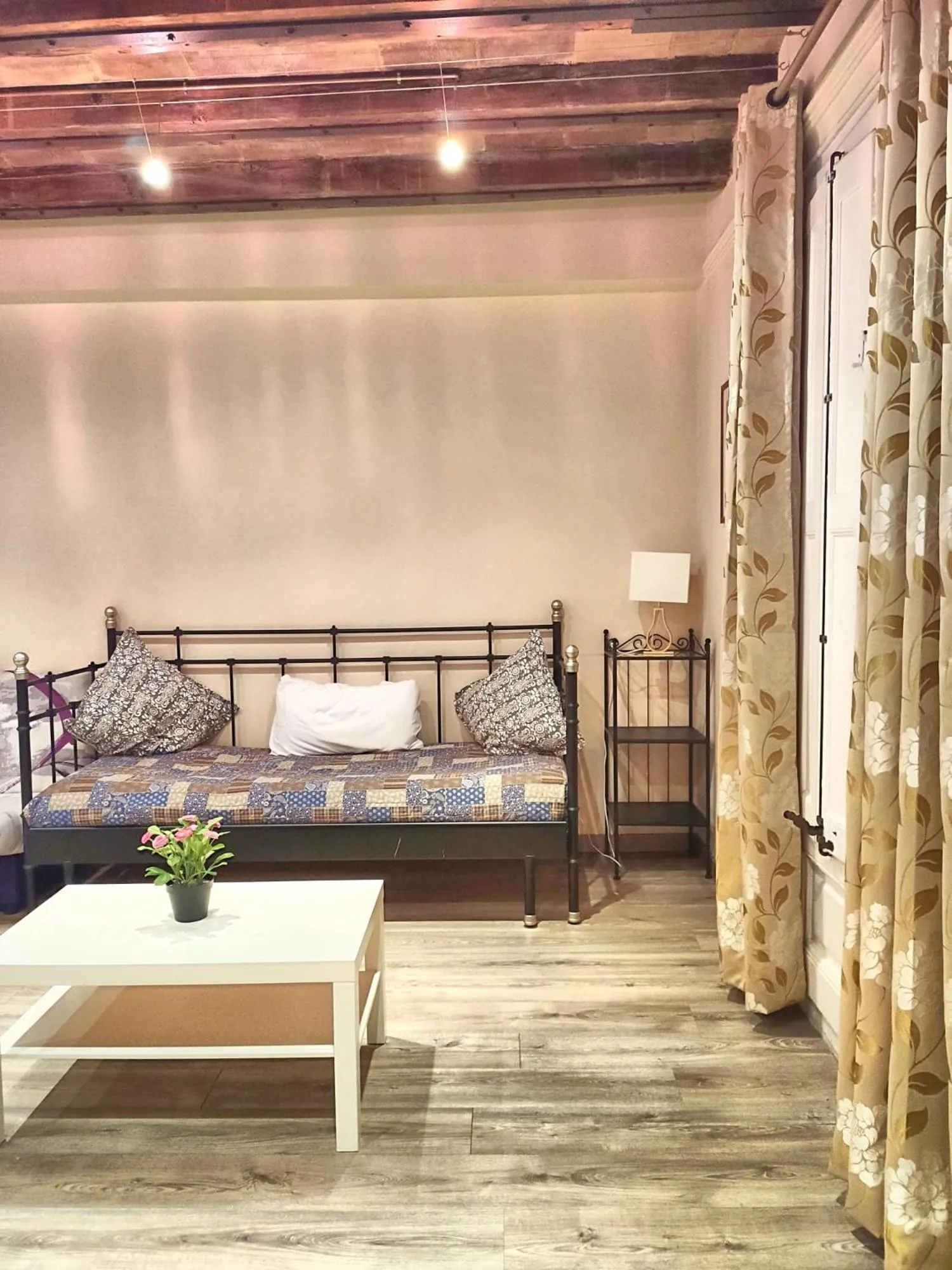 Bed in Hostal Orleans