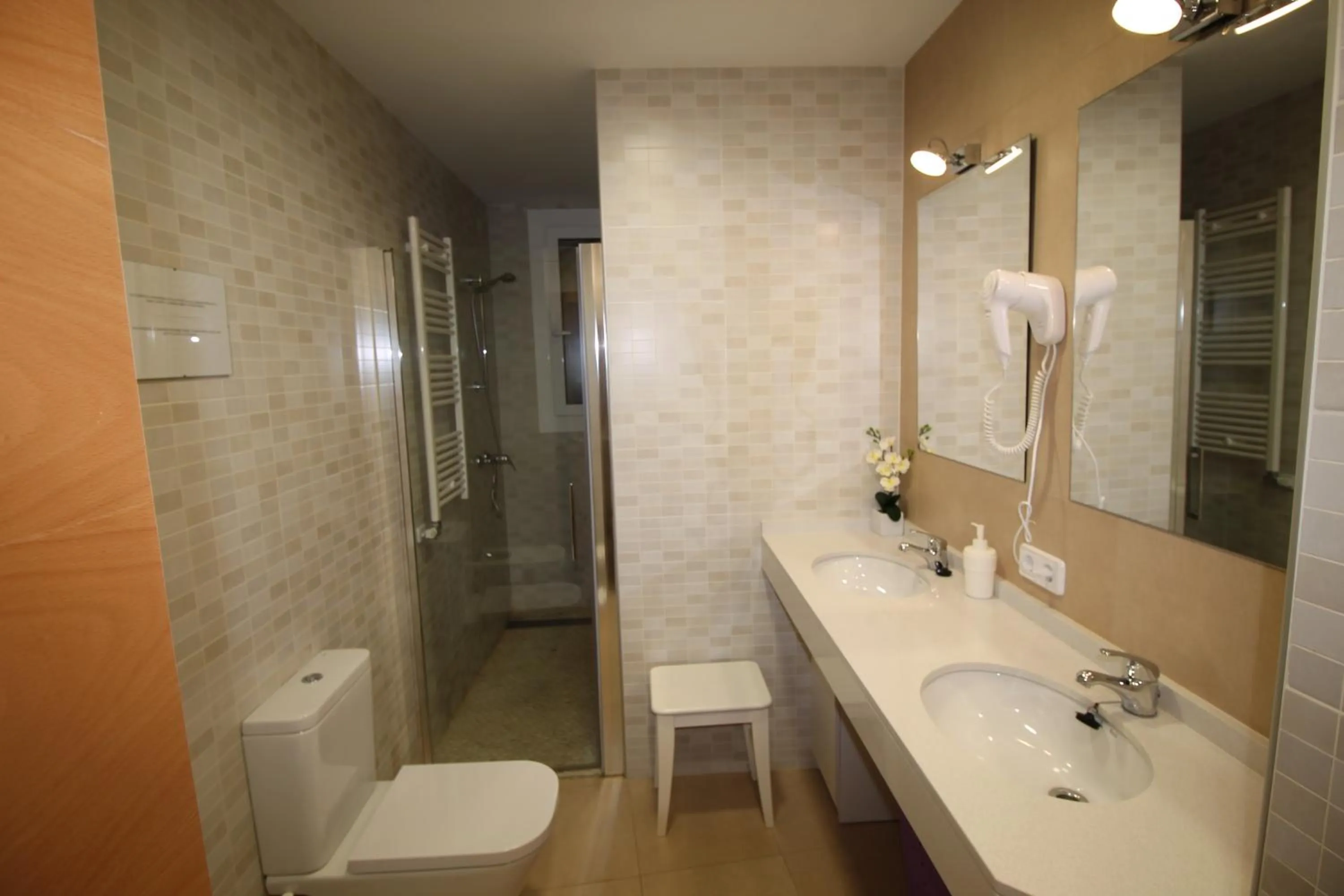 Bathroom in Hostal Orleans