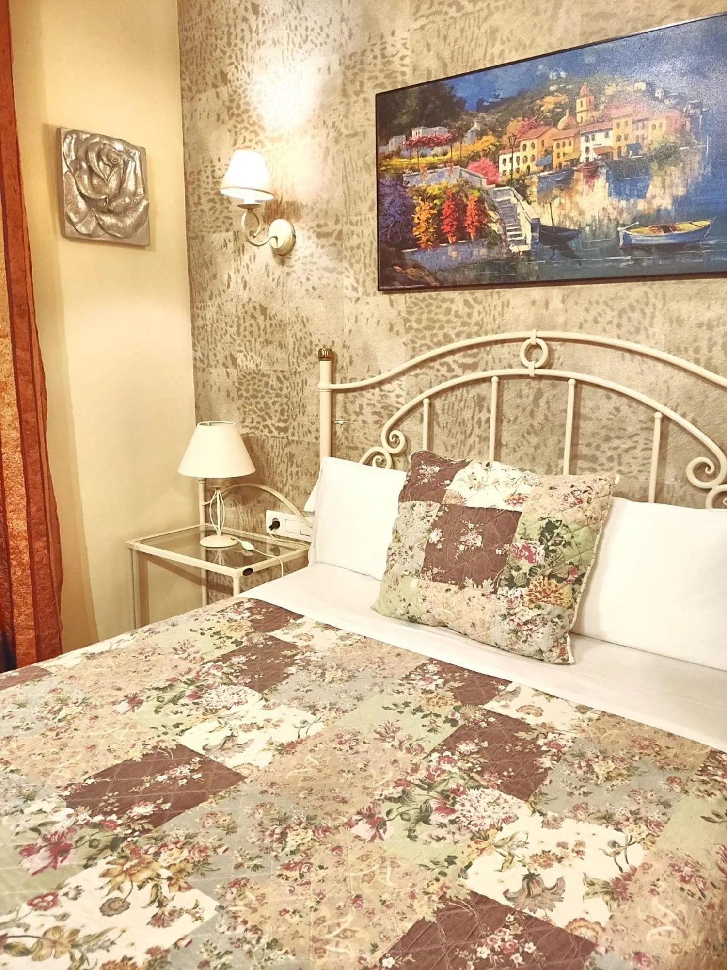 Bed in Hostal Orleans