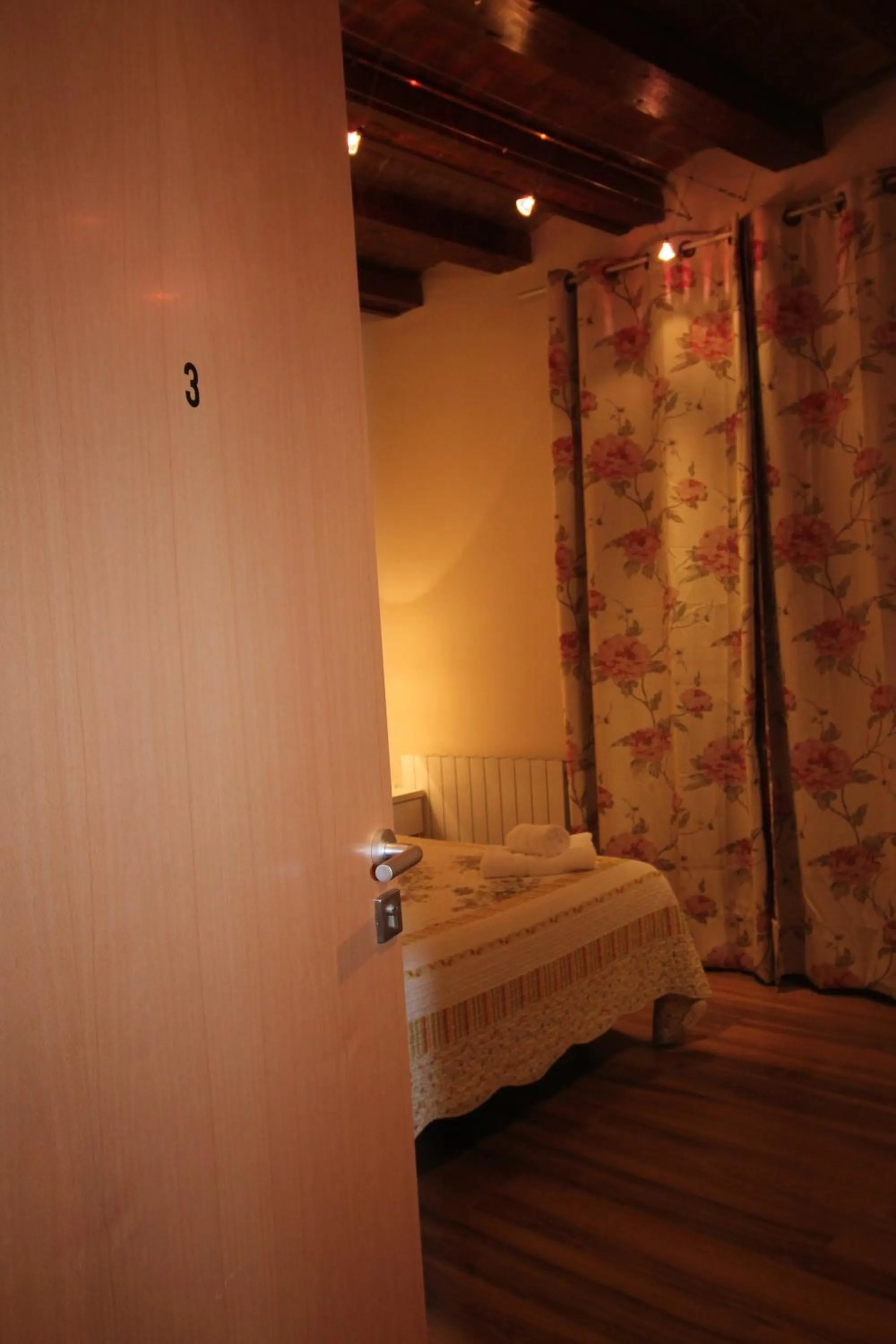 Photo of the whole room, Bed in Hostal Orleans
