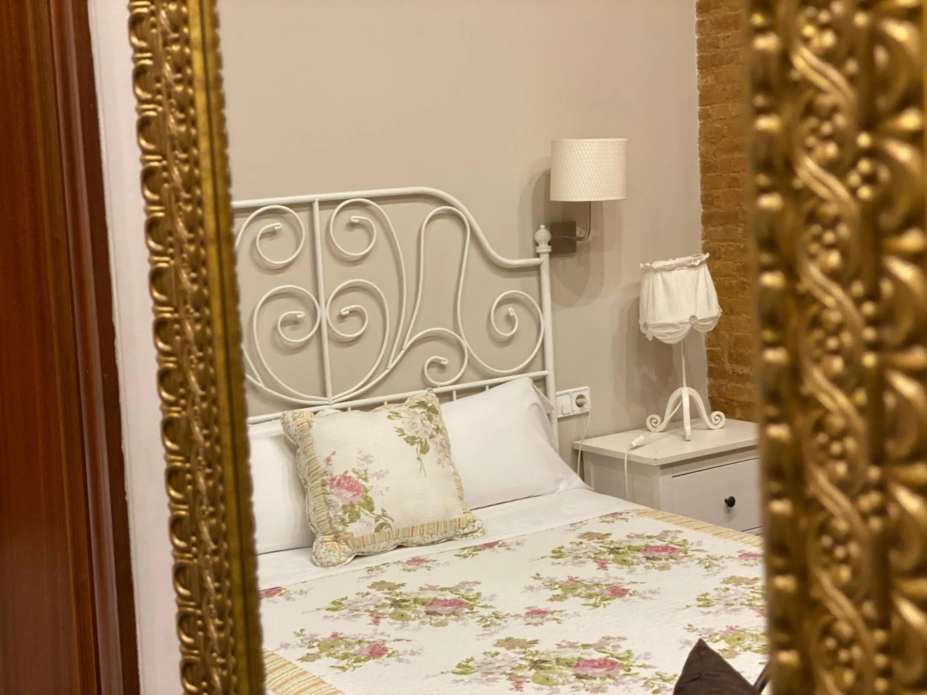 Bed in Hostal Orleans