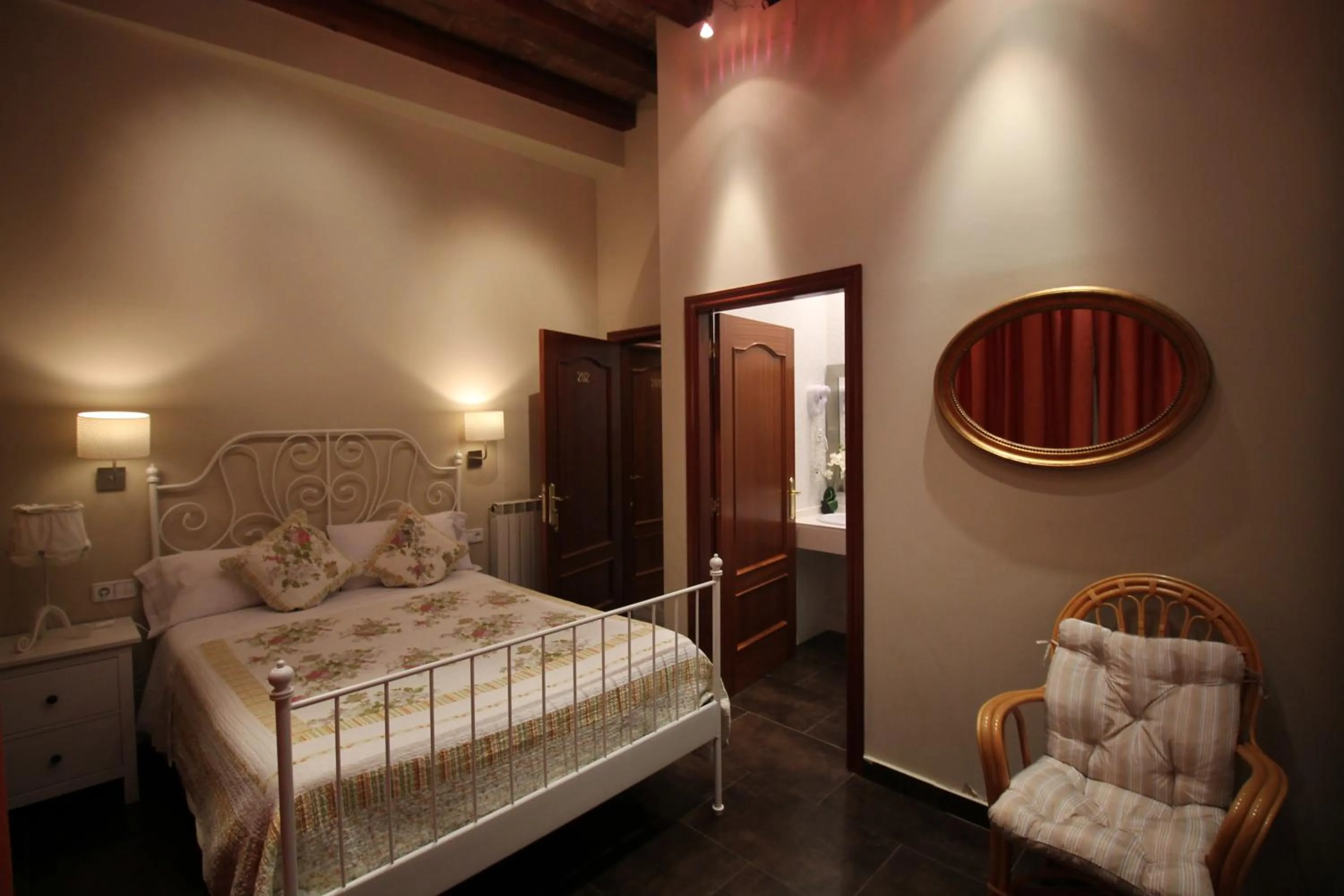 Bedroom, Bed in Hostal Orleans