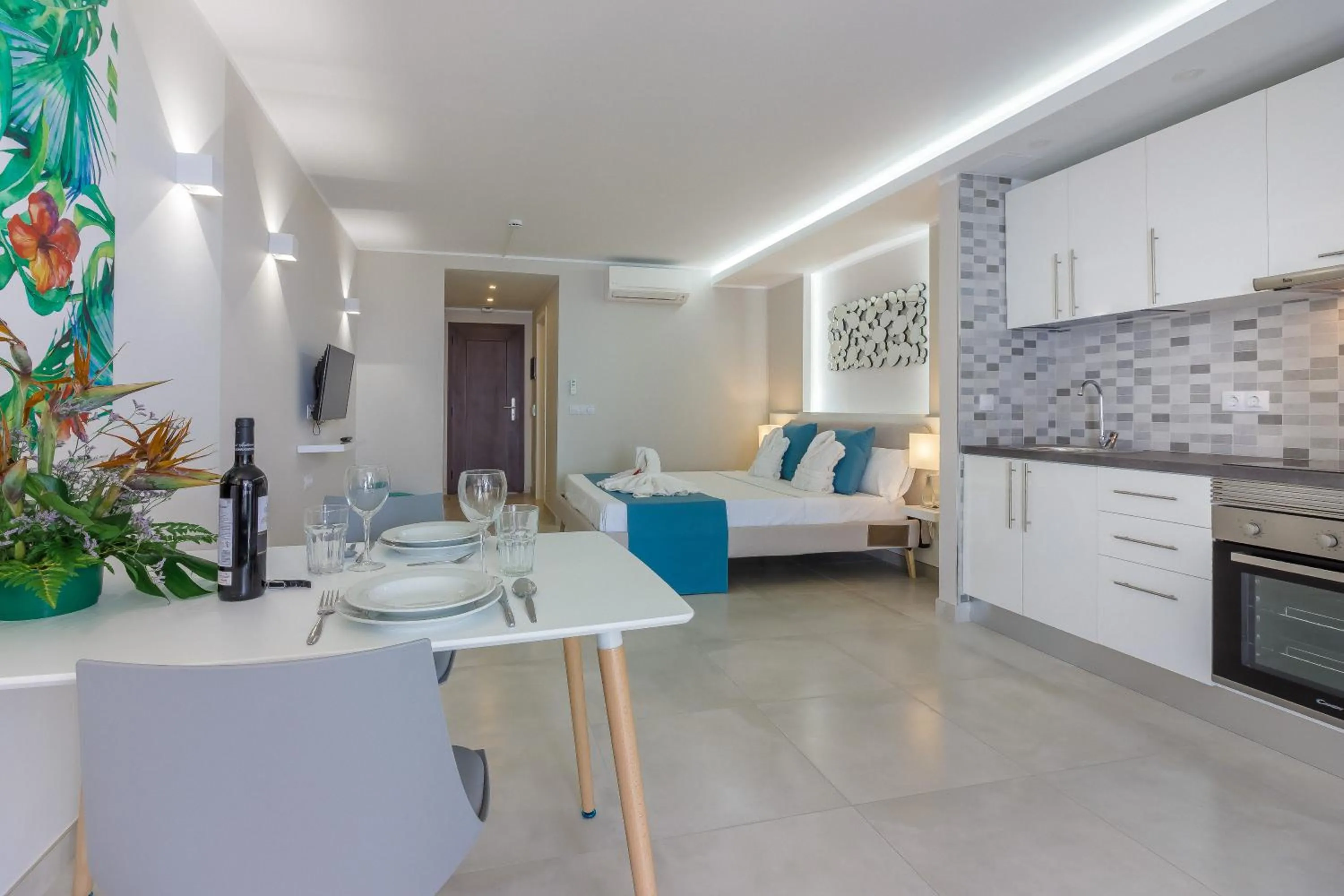 Communal lounge/ TV room in Klayman Diamond Aparthotel