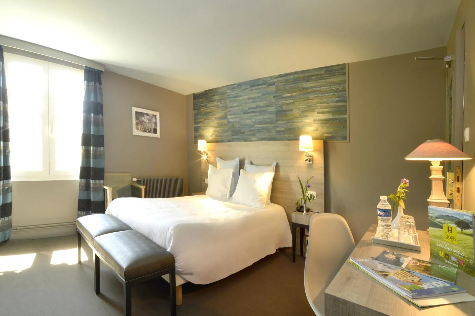 Day, Bed in Hôtel de France