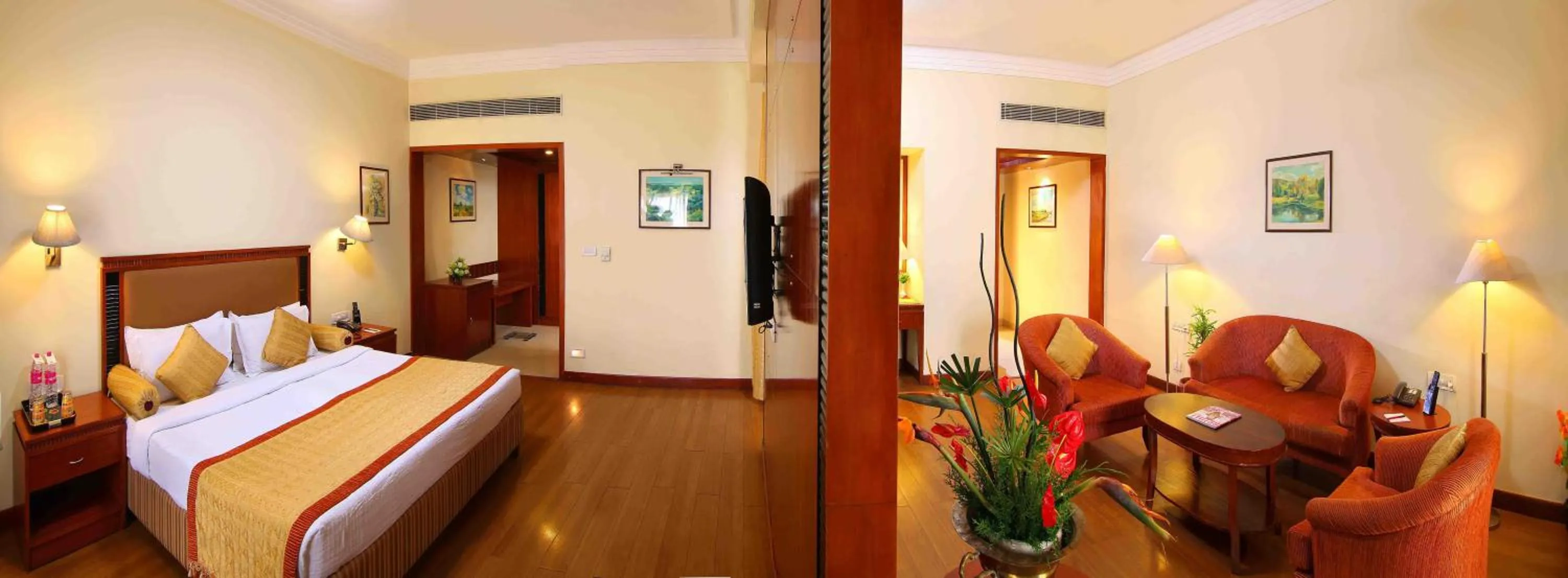 Photo of the whole room, Bed in Royal Court