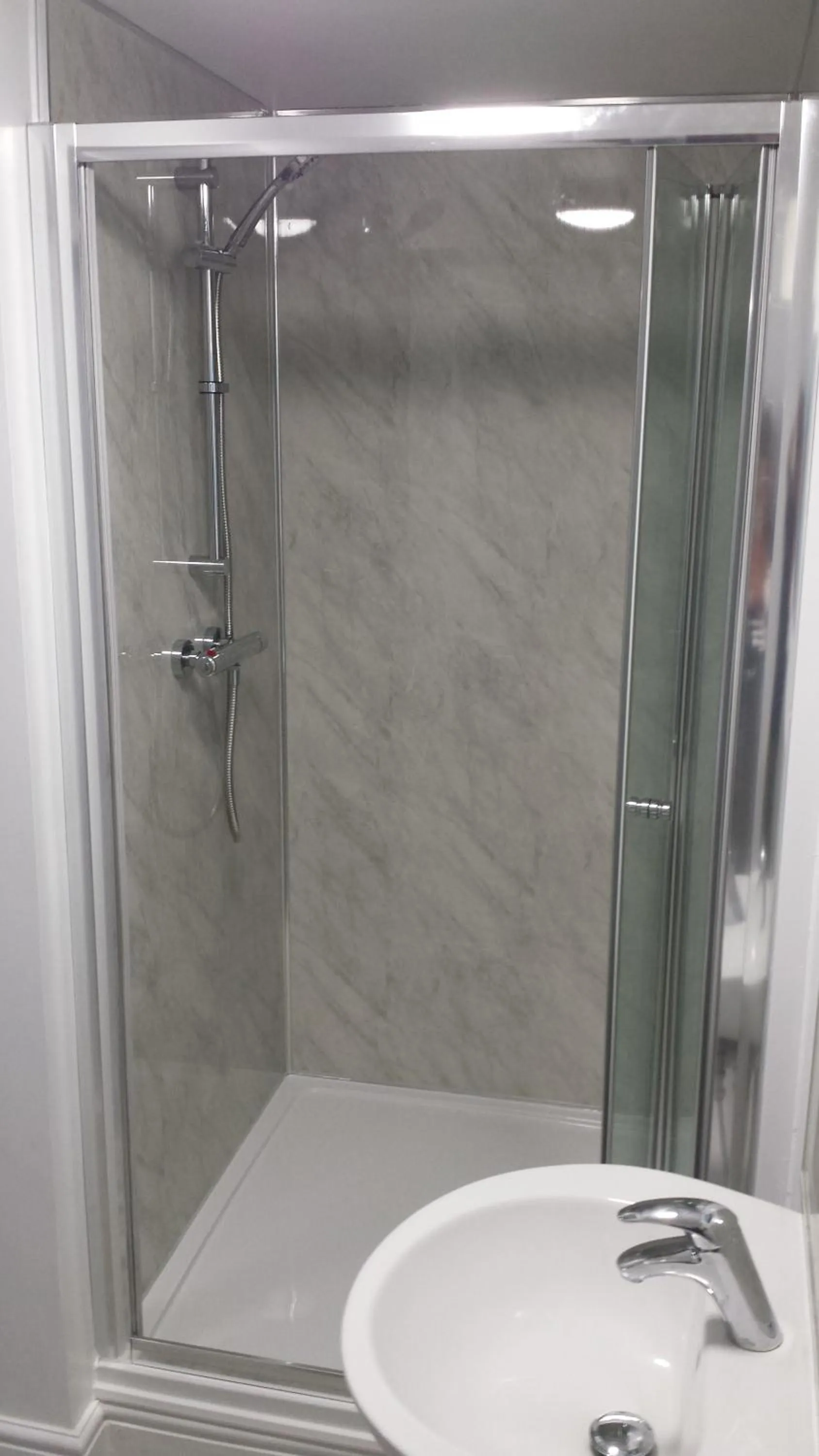 Shower in The cabin saracens head