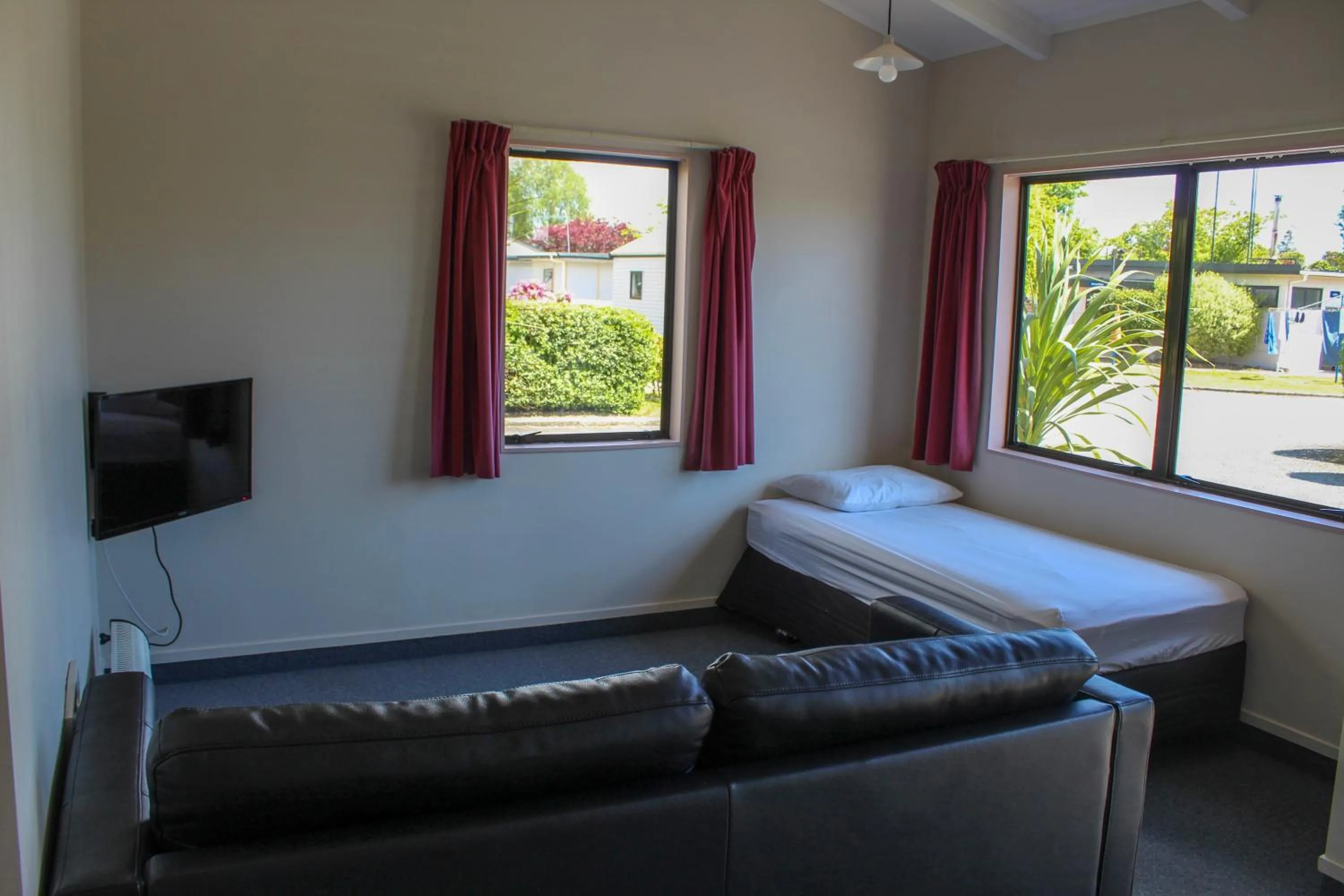 Living room, Bed in Holdens Bay Holiday Park