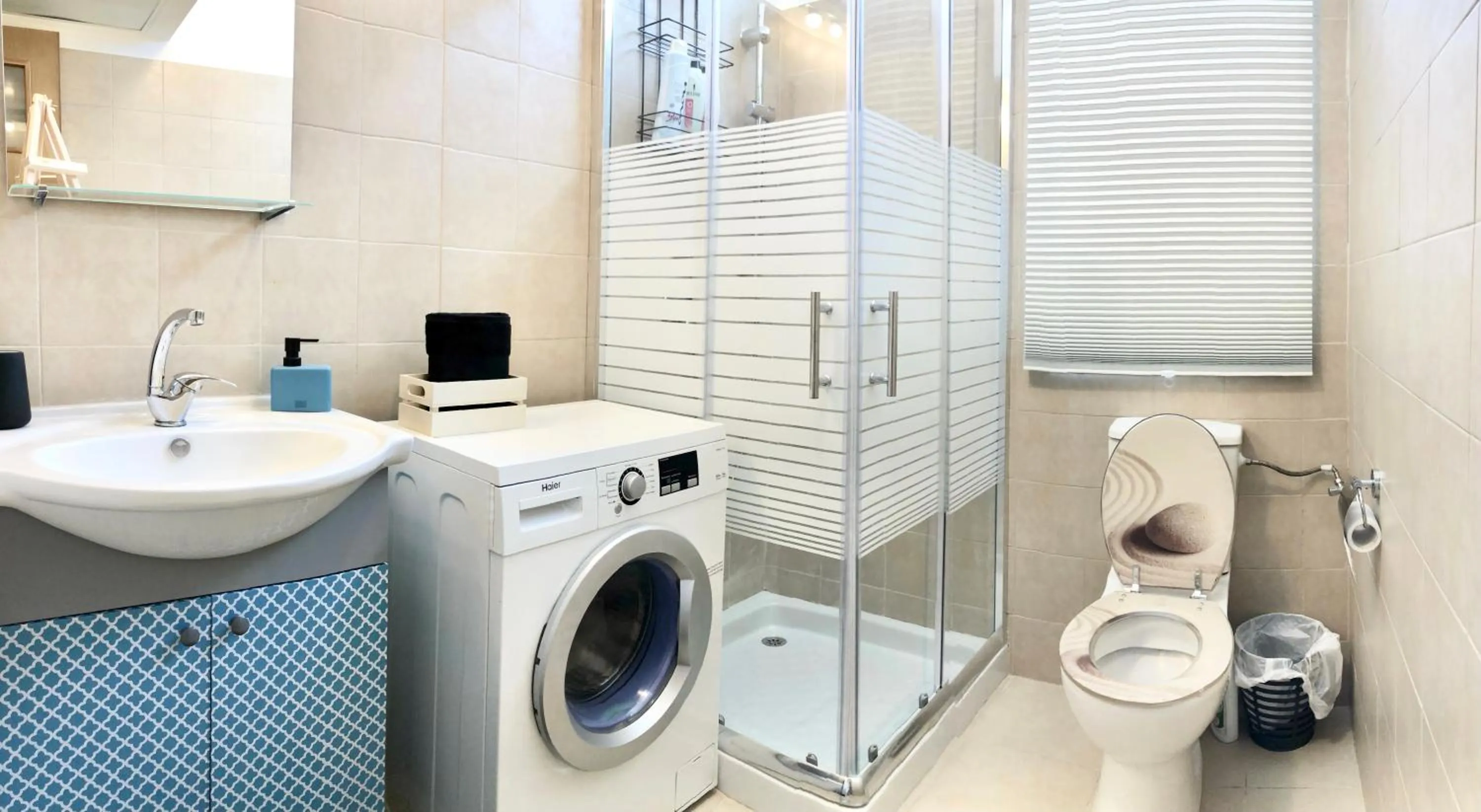 Shower in Stylish Tel Aviv