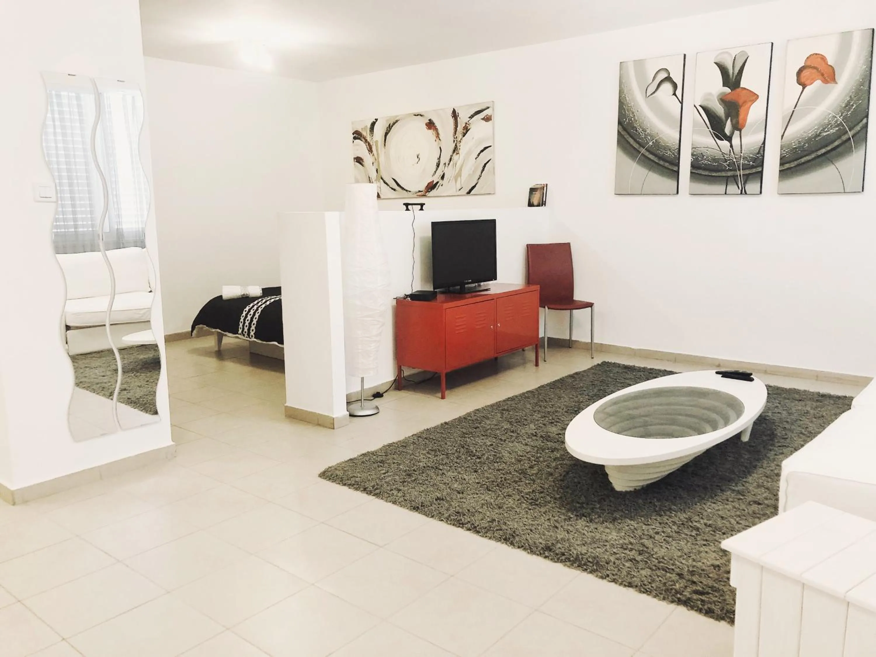 TV and multimedia in Stylish Tel Aviv