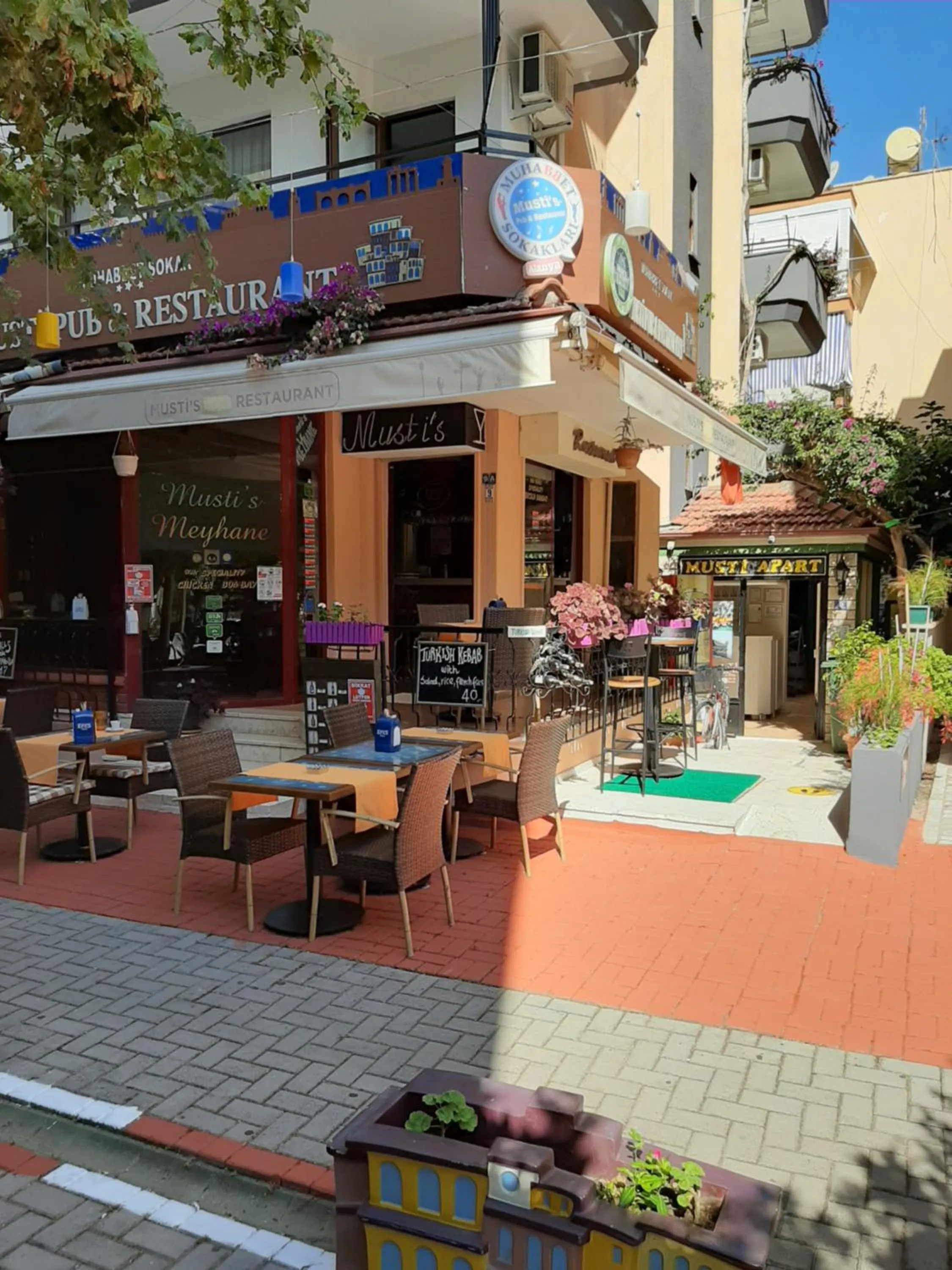 Restaurant/places to eat in Musti Apart Hotel