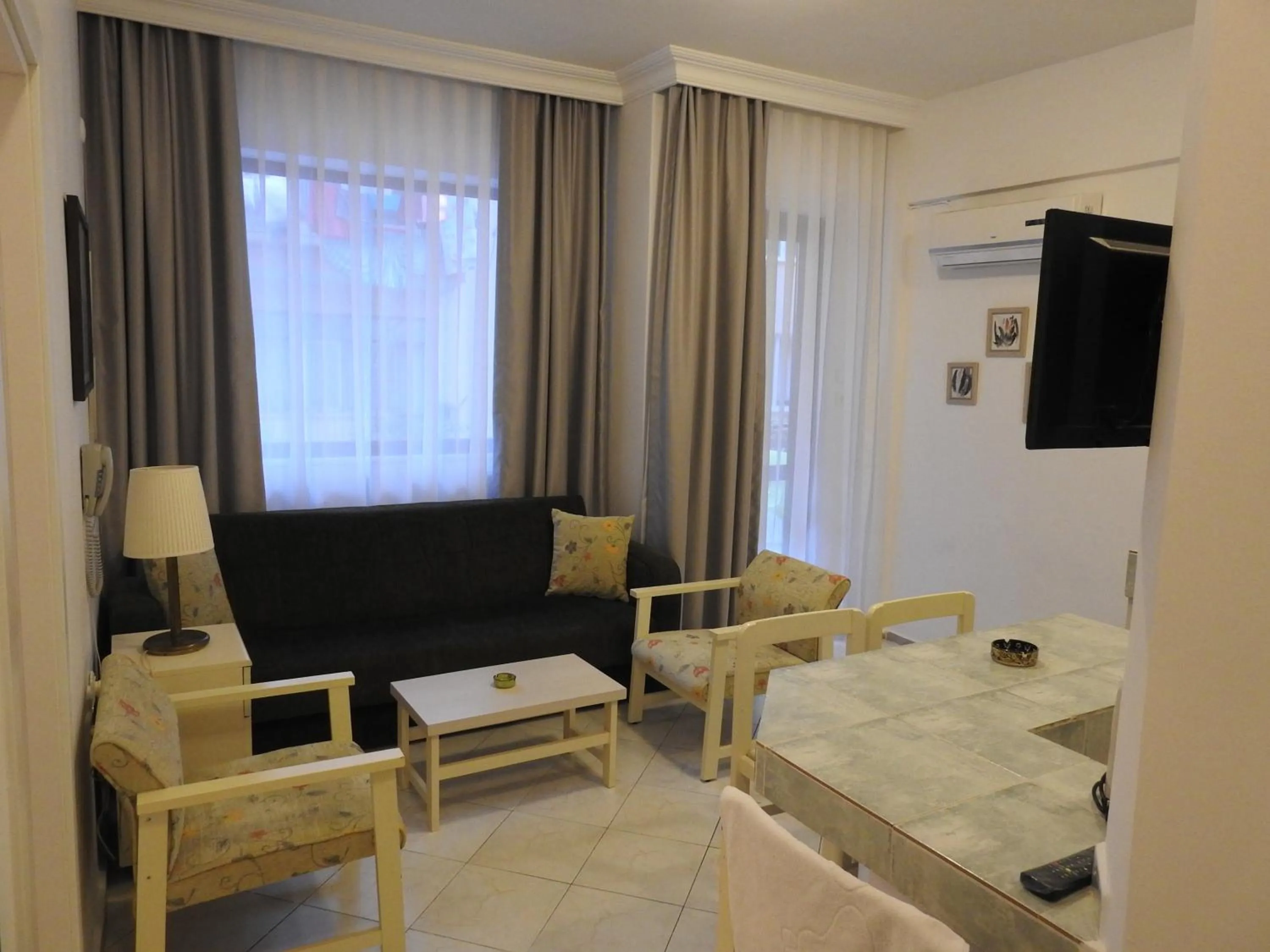 Communal lounge/ TV room, Bed in Musti Apart Hotel