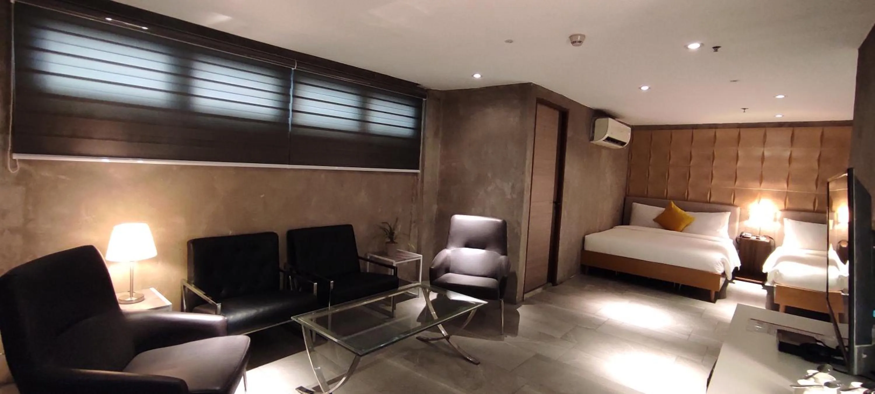 Living room, Bed in City Park Hotel Residences