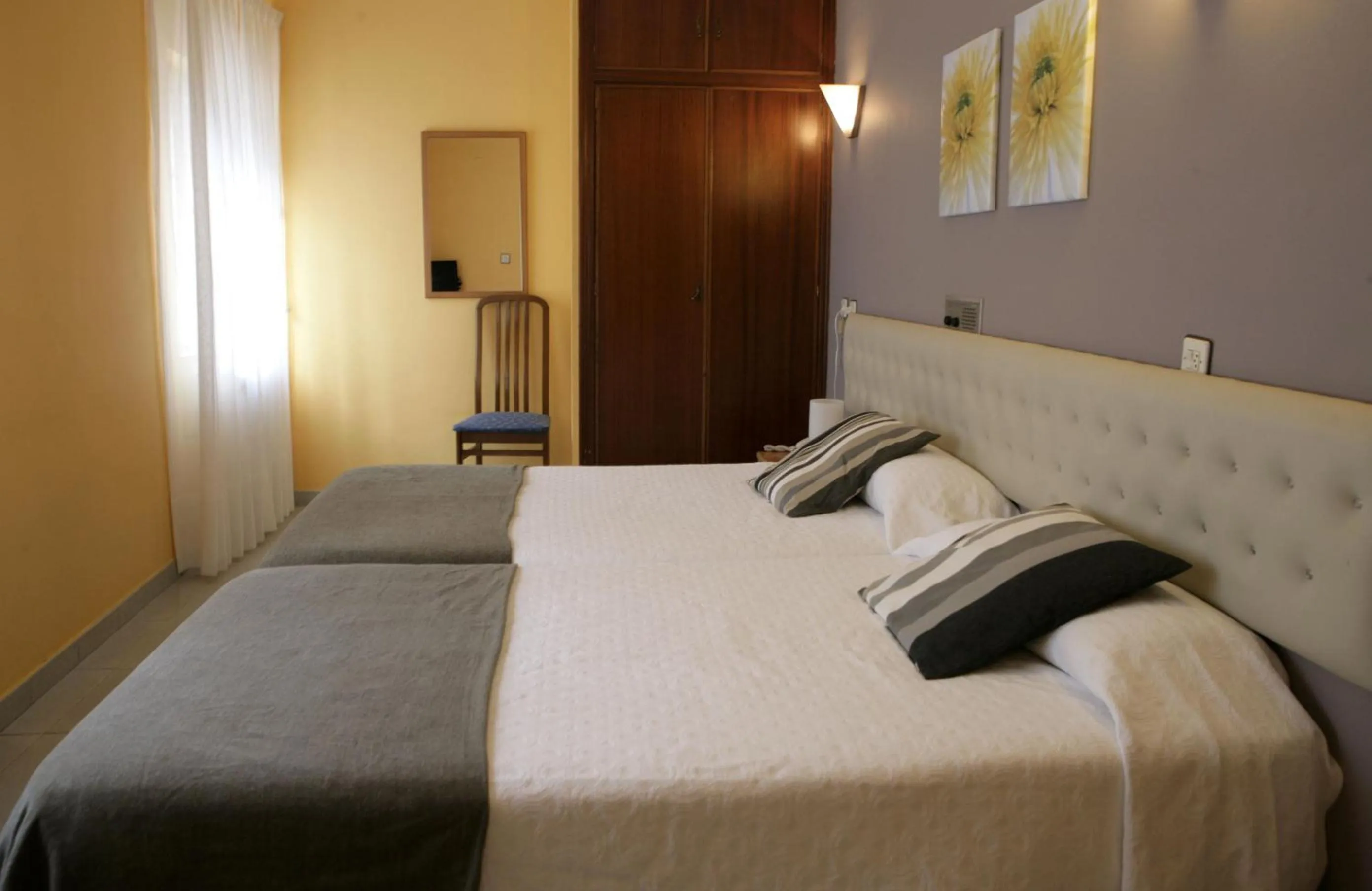 Photo of the whole room in Hotel Azpiazu