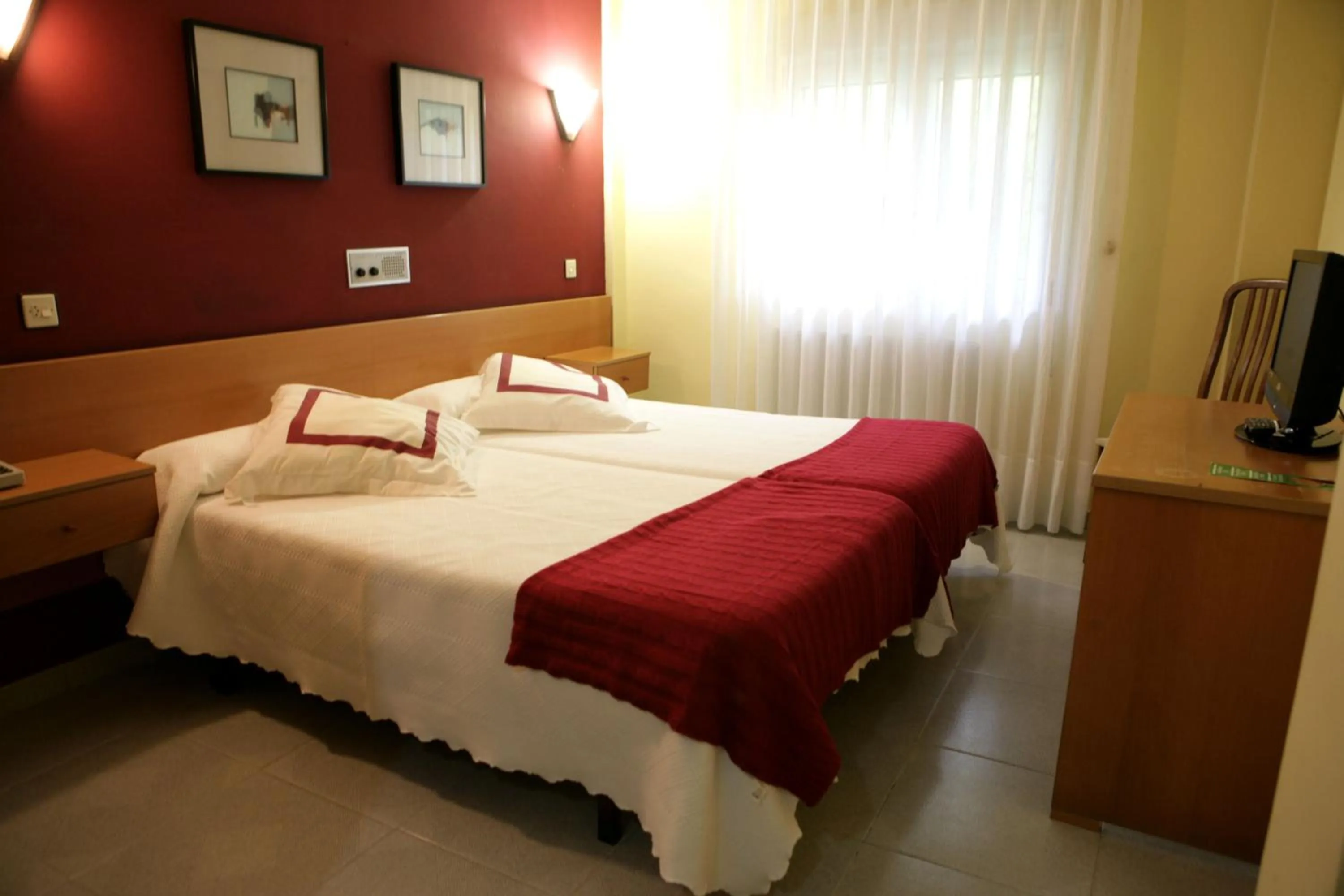 Photo of the whole room in Hotel Azpiazu