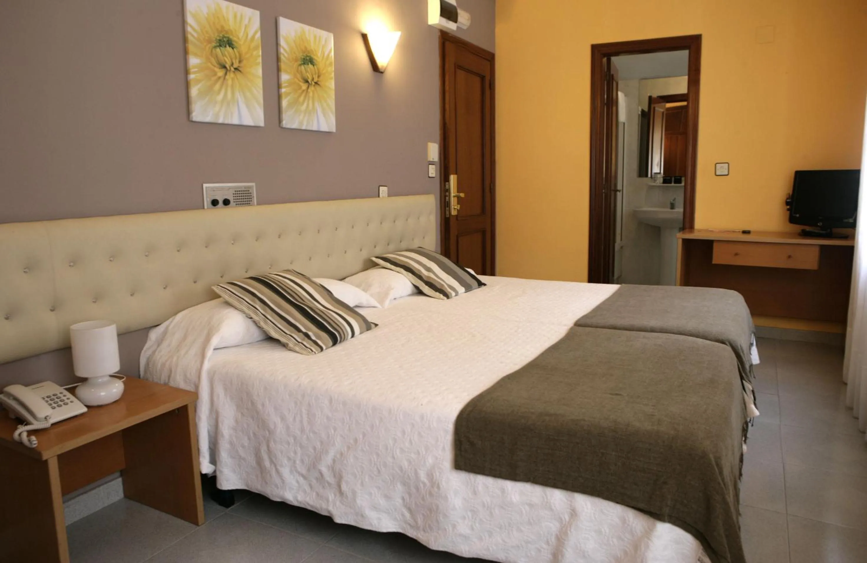 Photo of the whole room in Hotel Azpiazu