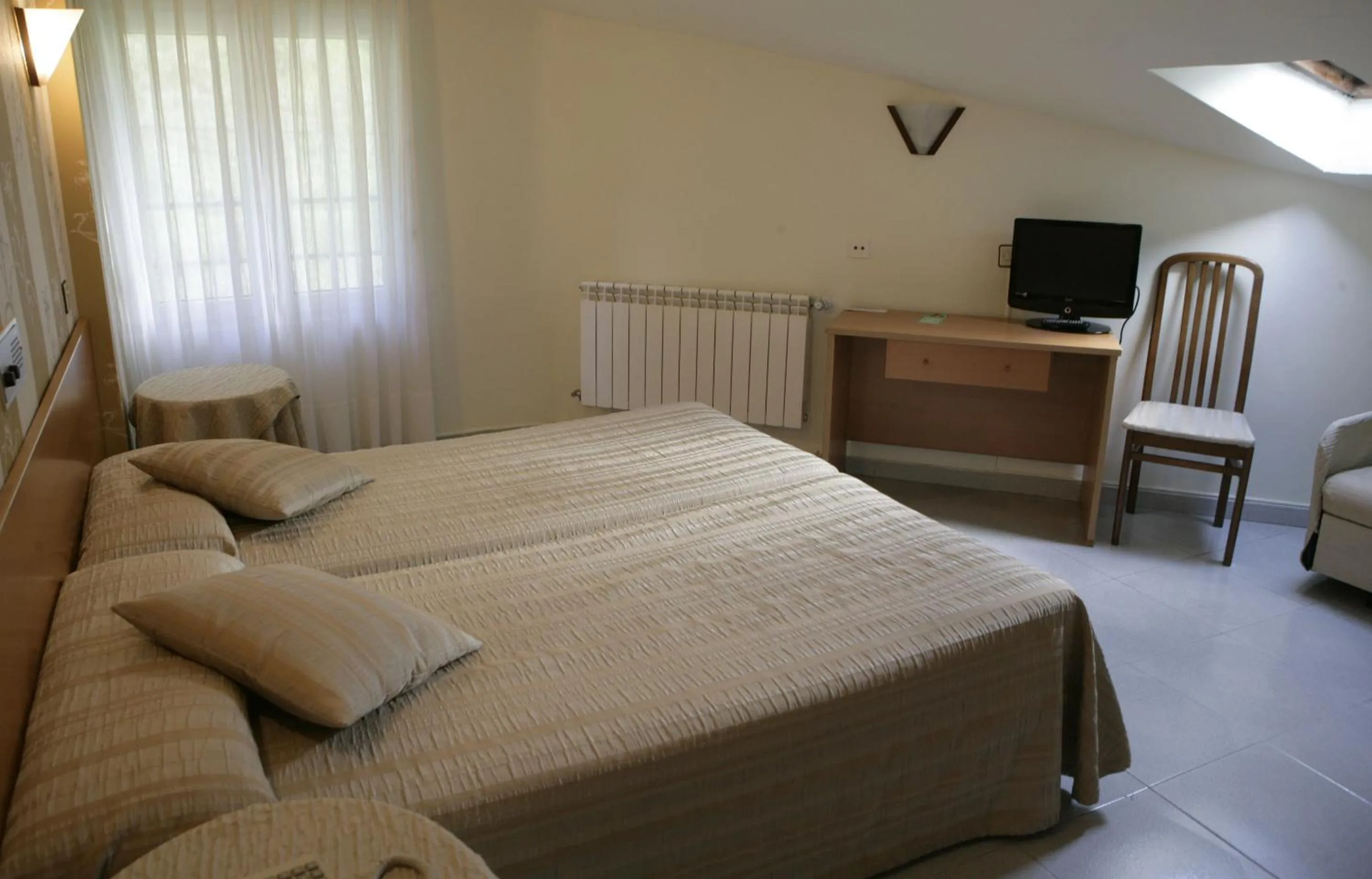 Photo of the whole room in Hotel Azpiazu