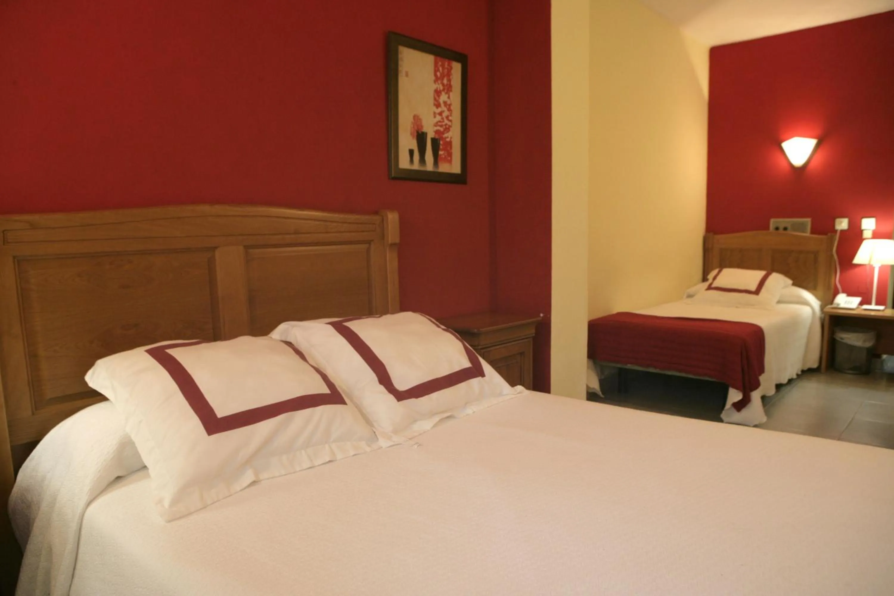 Photo of the whole room in Hotel Azpiazu