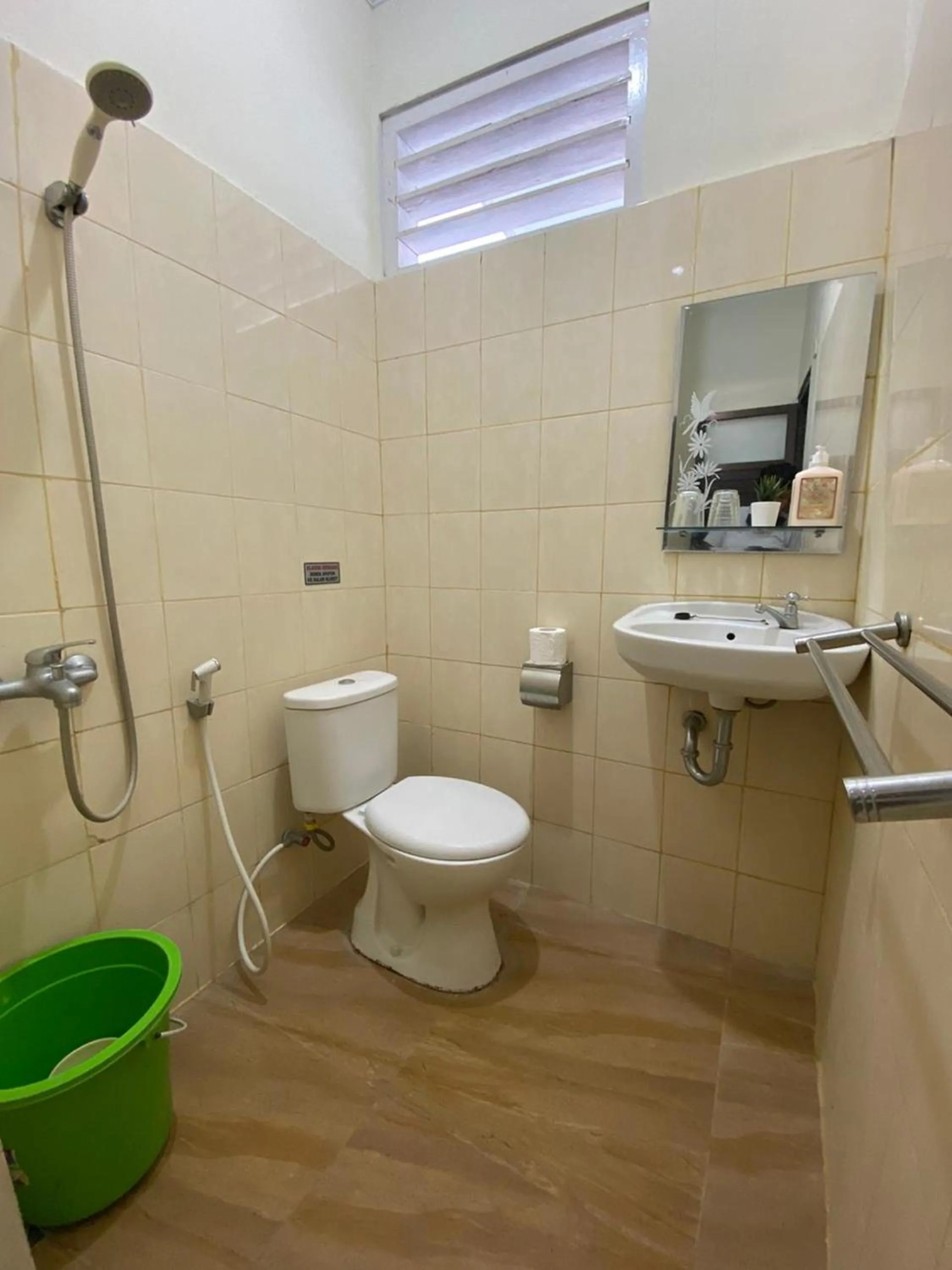 Bathroom in Omah Inap D24 Syariah near Universitas Aisyiah Yogyakarta Mitra RedDoorz