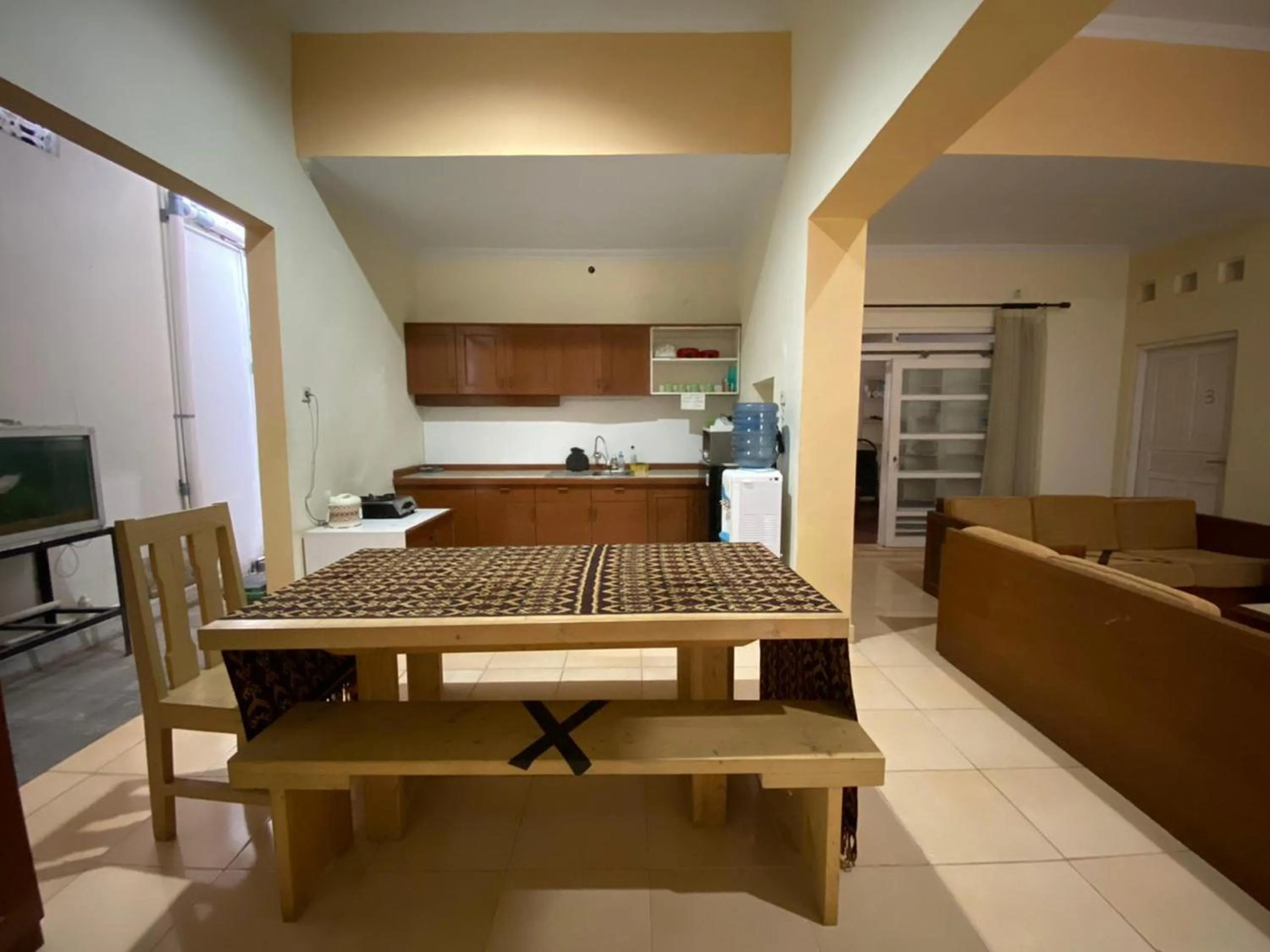 Dining area in Omah Inap D24 Syariah near Universitas Aisyiah Yogyakarta Mitra RedDoorz