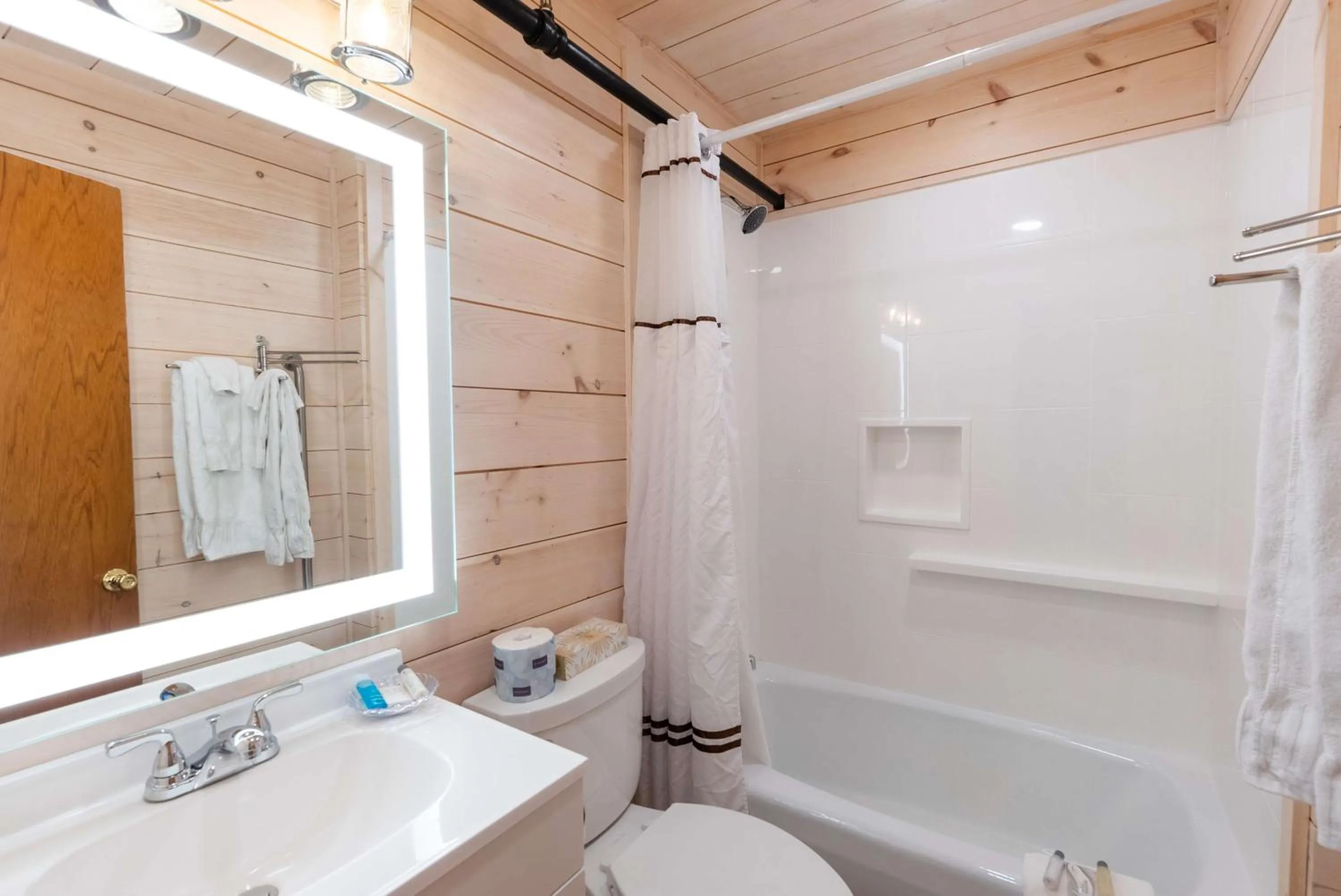 Bathroom in Fisherman's Wharf Inn