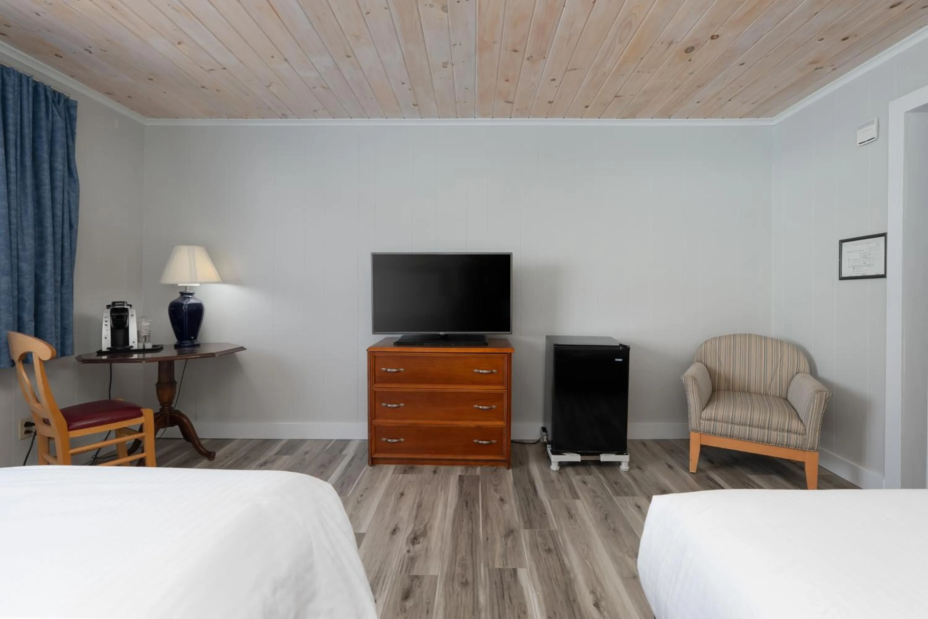 Living room, Bed in Fisherman's Wharf Inn