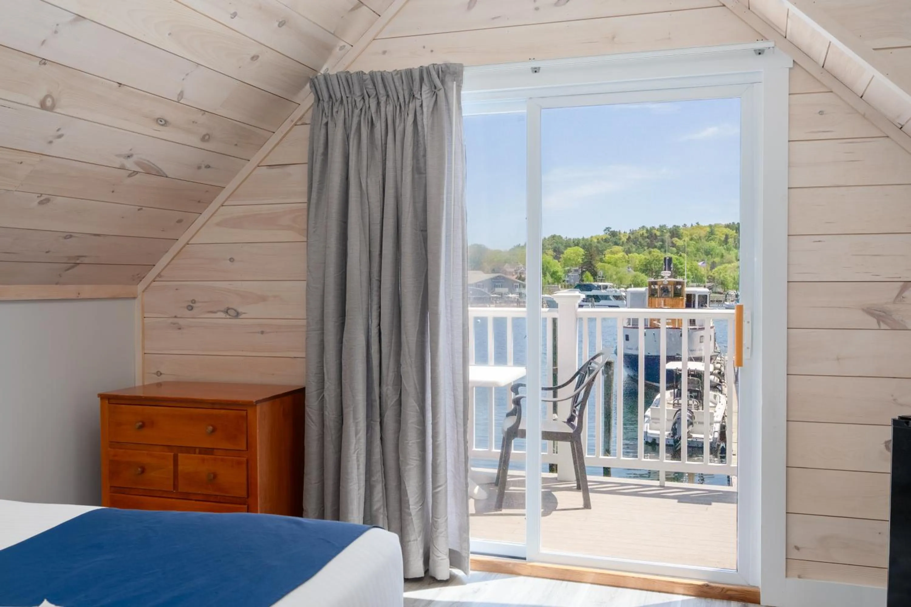 Sea view, Bed in Fisherman's Wharf Inn