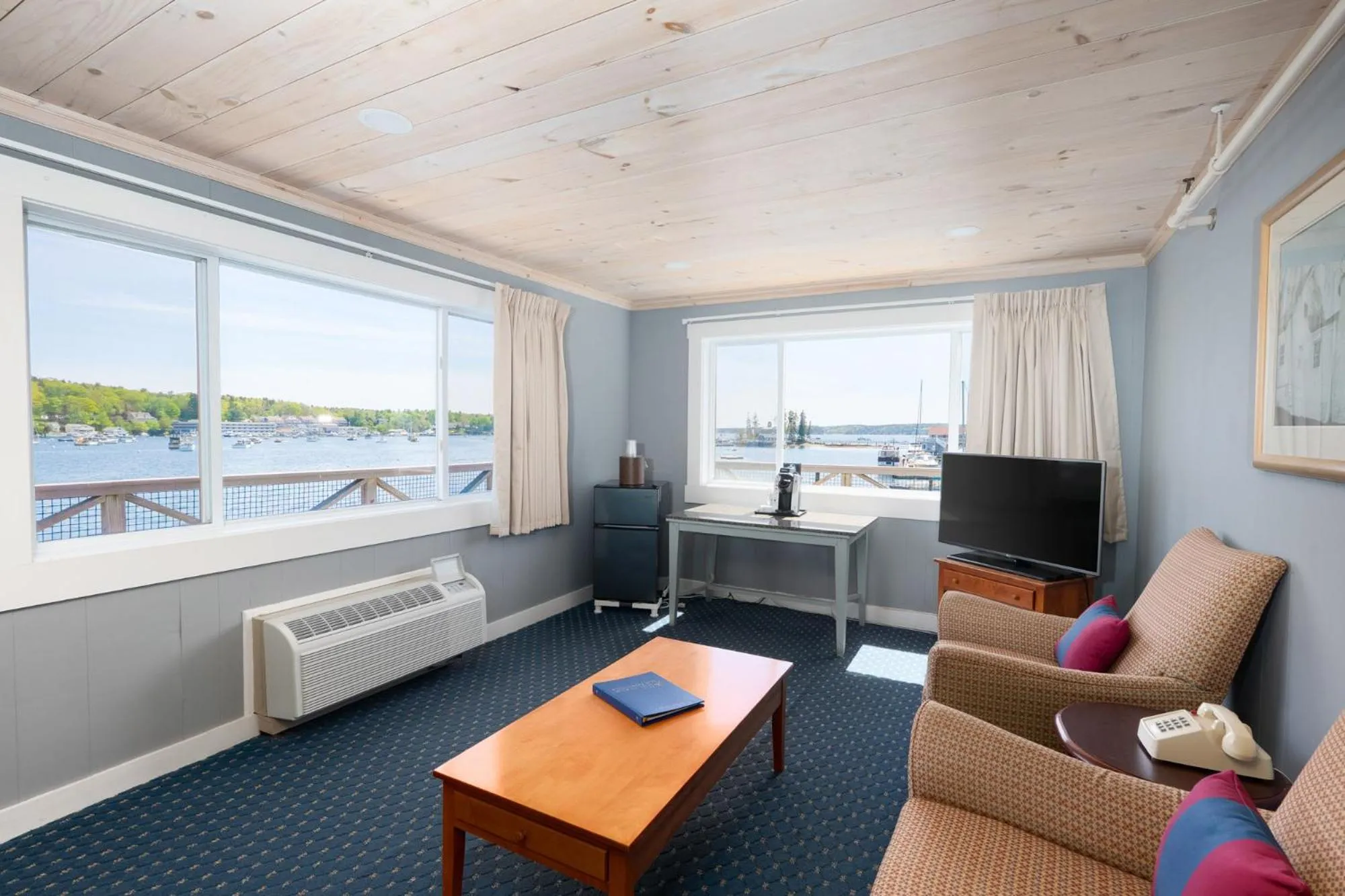 Living room in Fisherman's Wharf Inn